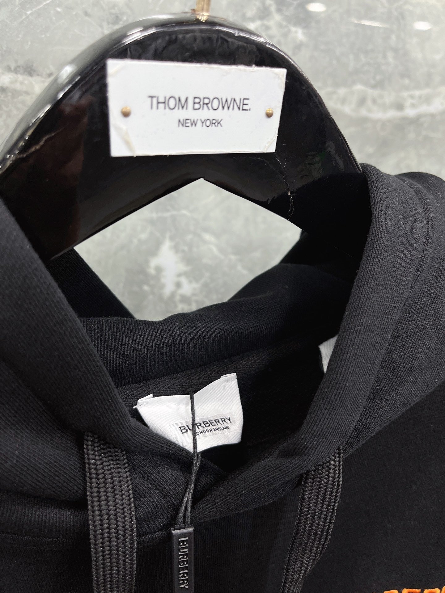 Schwarzer, dunkelblauer und orangefarbener Hoodie