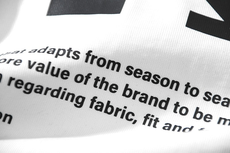 Weißes und schwarzes T-Shirt