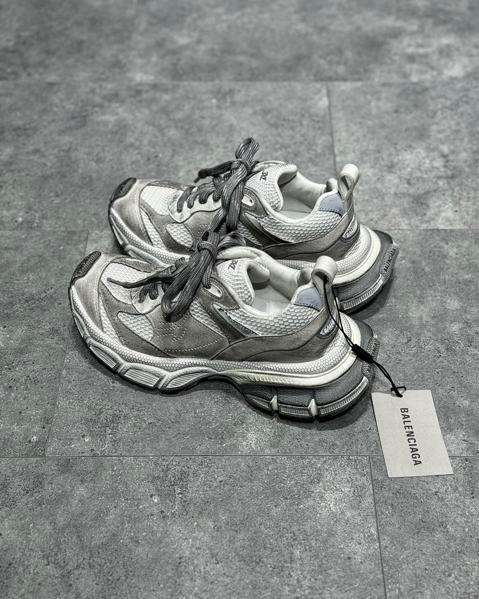 Graue Schuhe