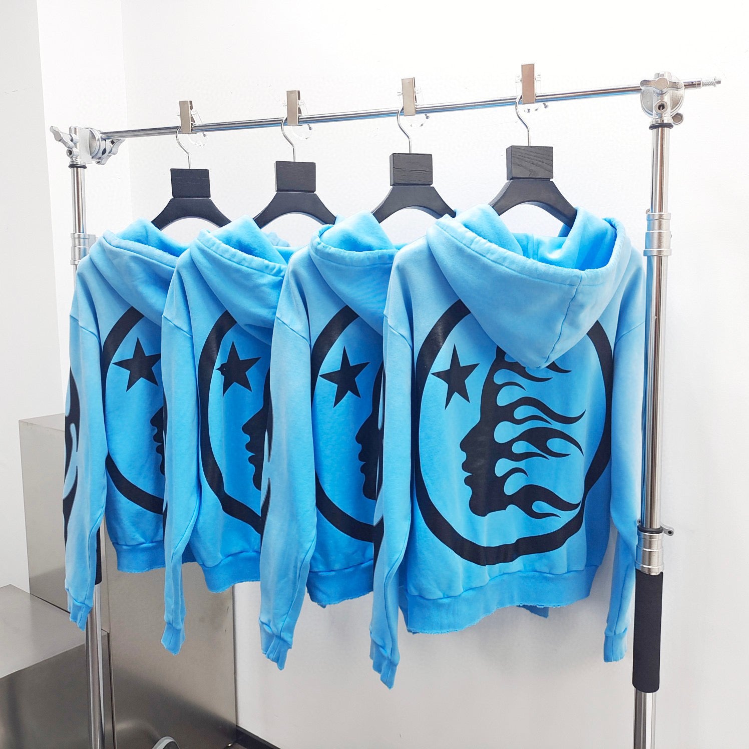 Himmelblauer Hoodie