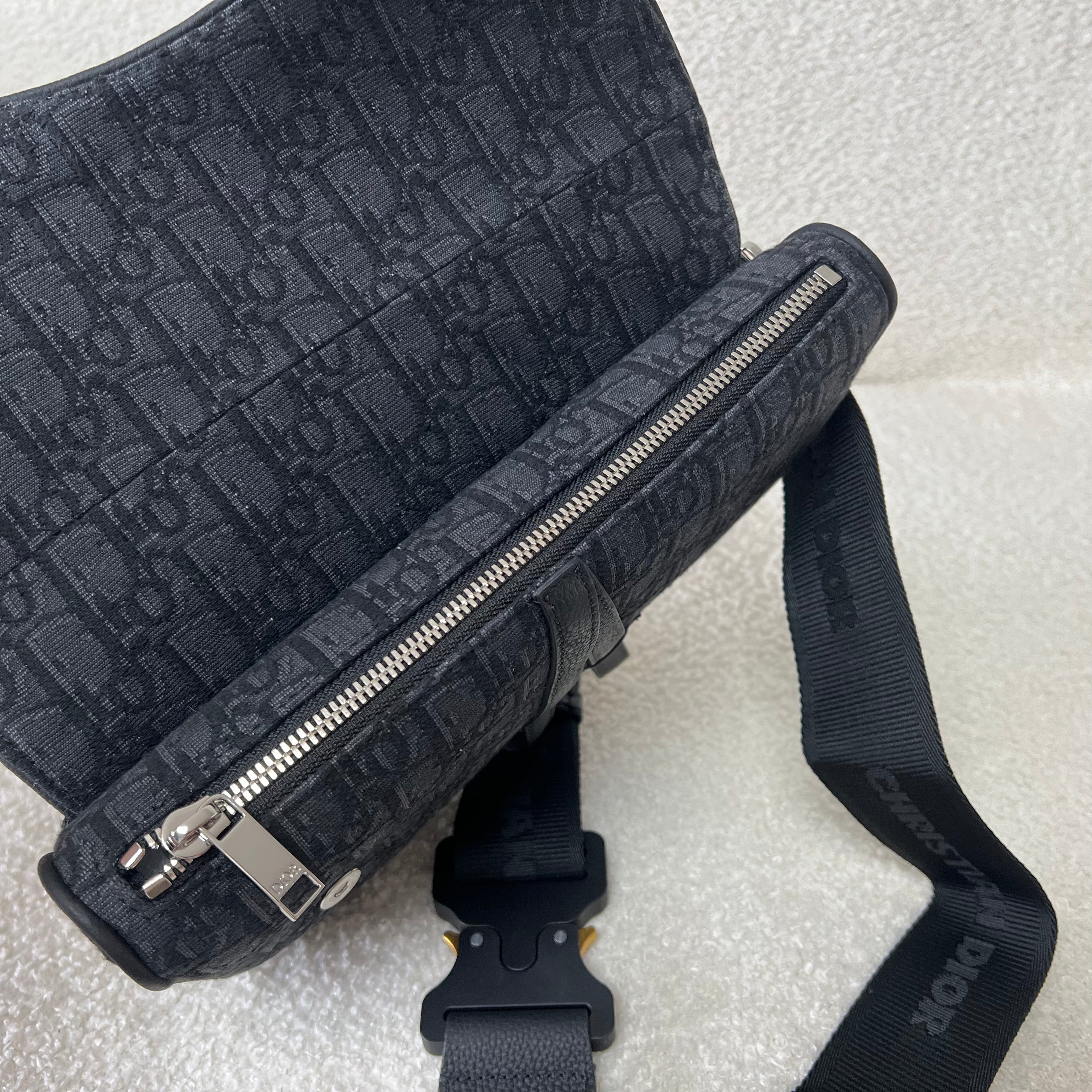 Blaue und schwarzgraue Tasche