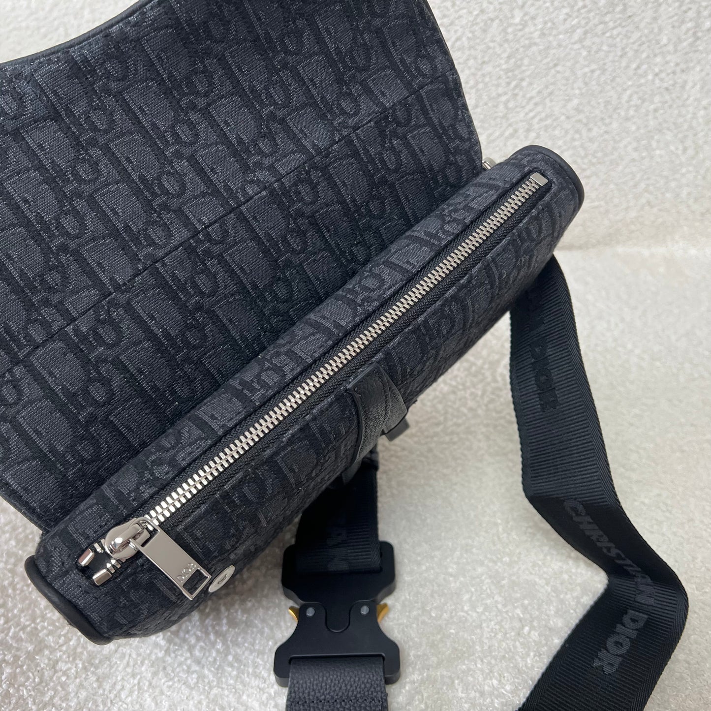 Blaue und schwarzgraue Tasche