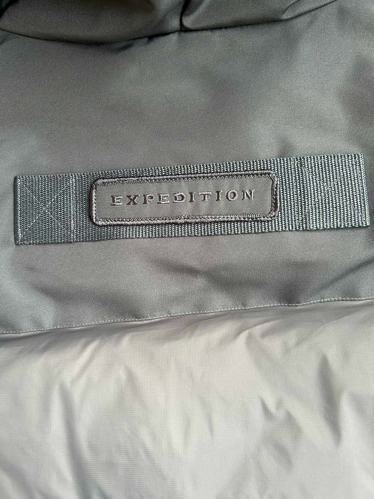 Weiße, graue und schwarze Jacke