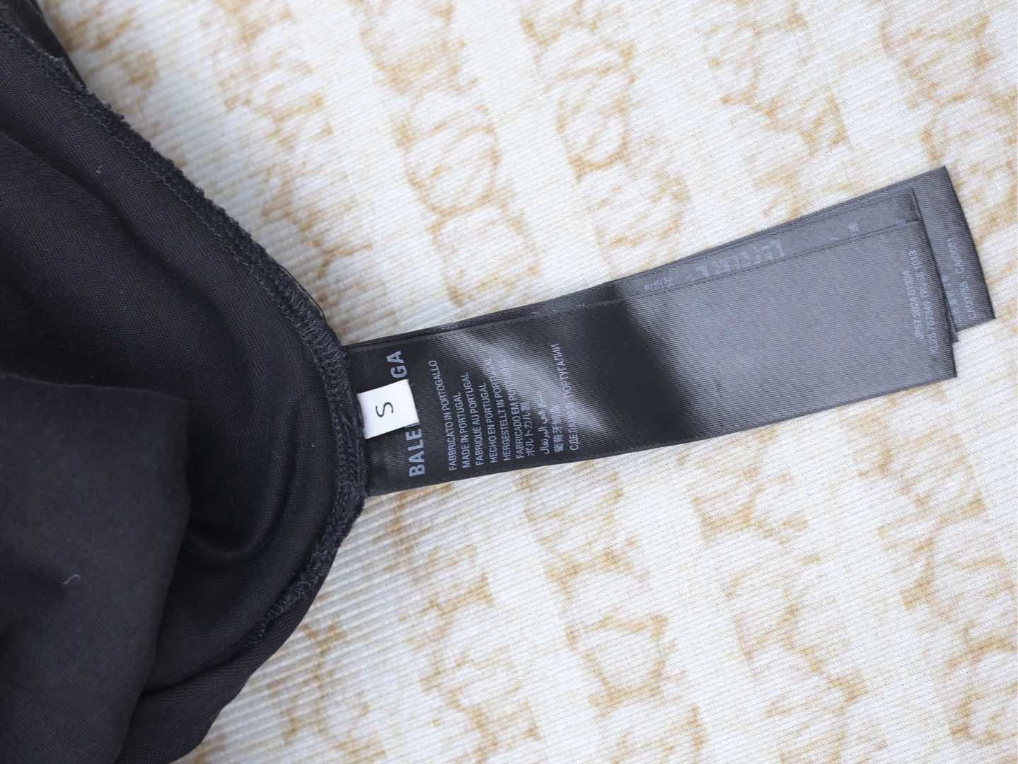 Blauer und schwarzer Kapuzenpullover