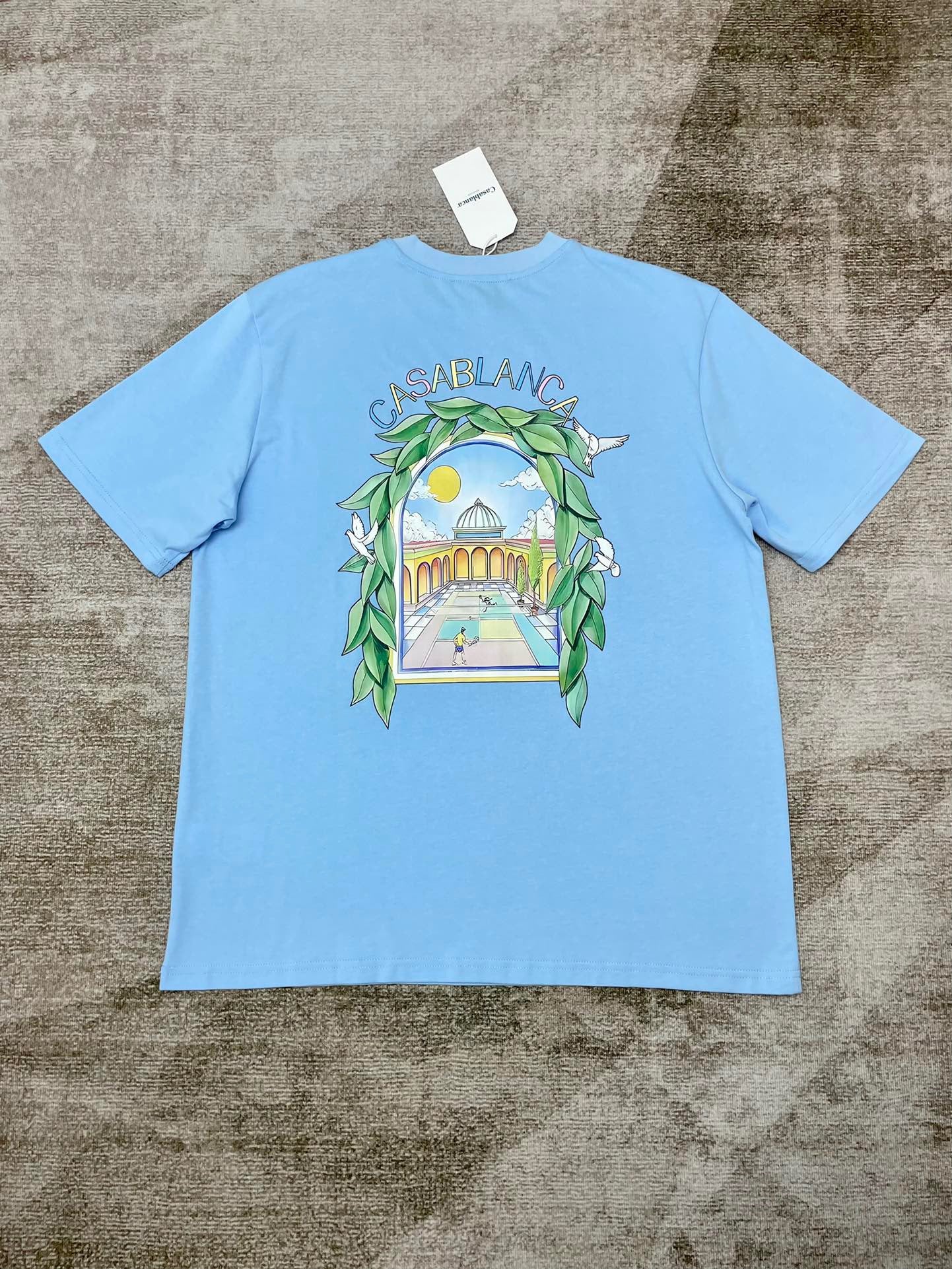 Schwarzes, himmelblaues und weißes T-Shirt