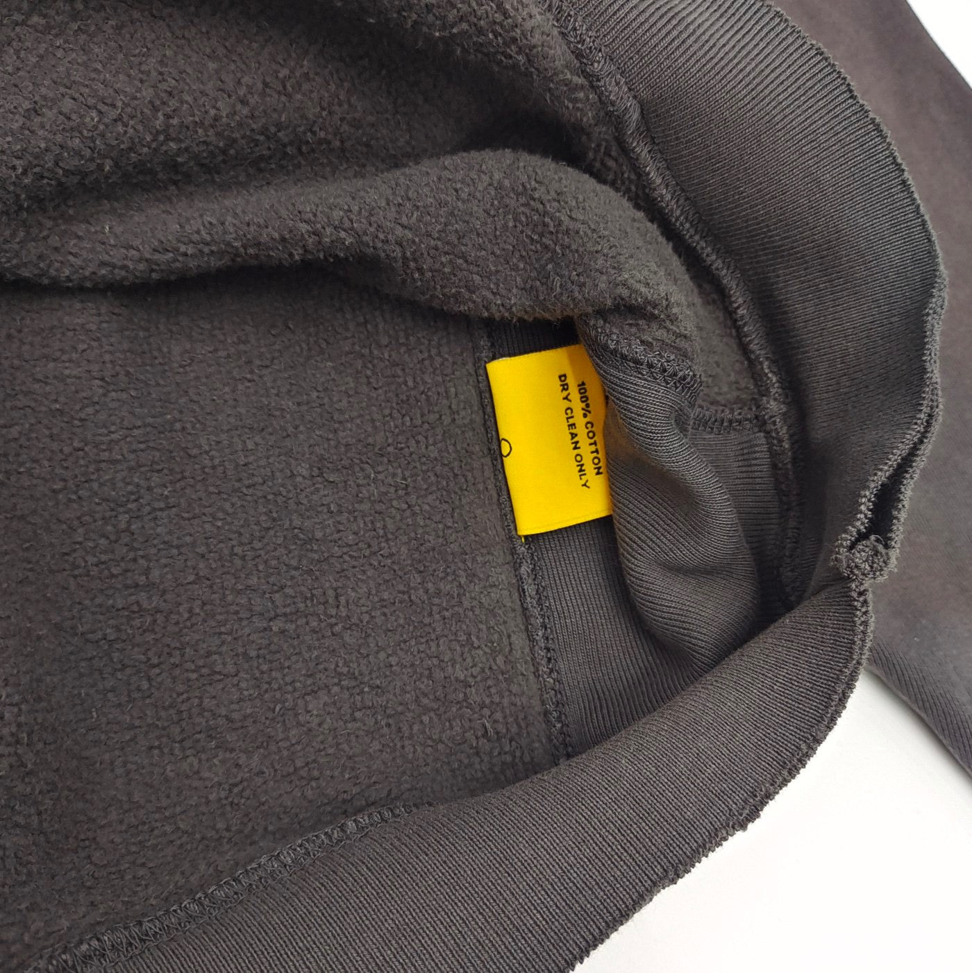 Schwarzer Hoodie