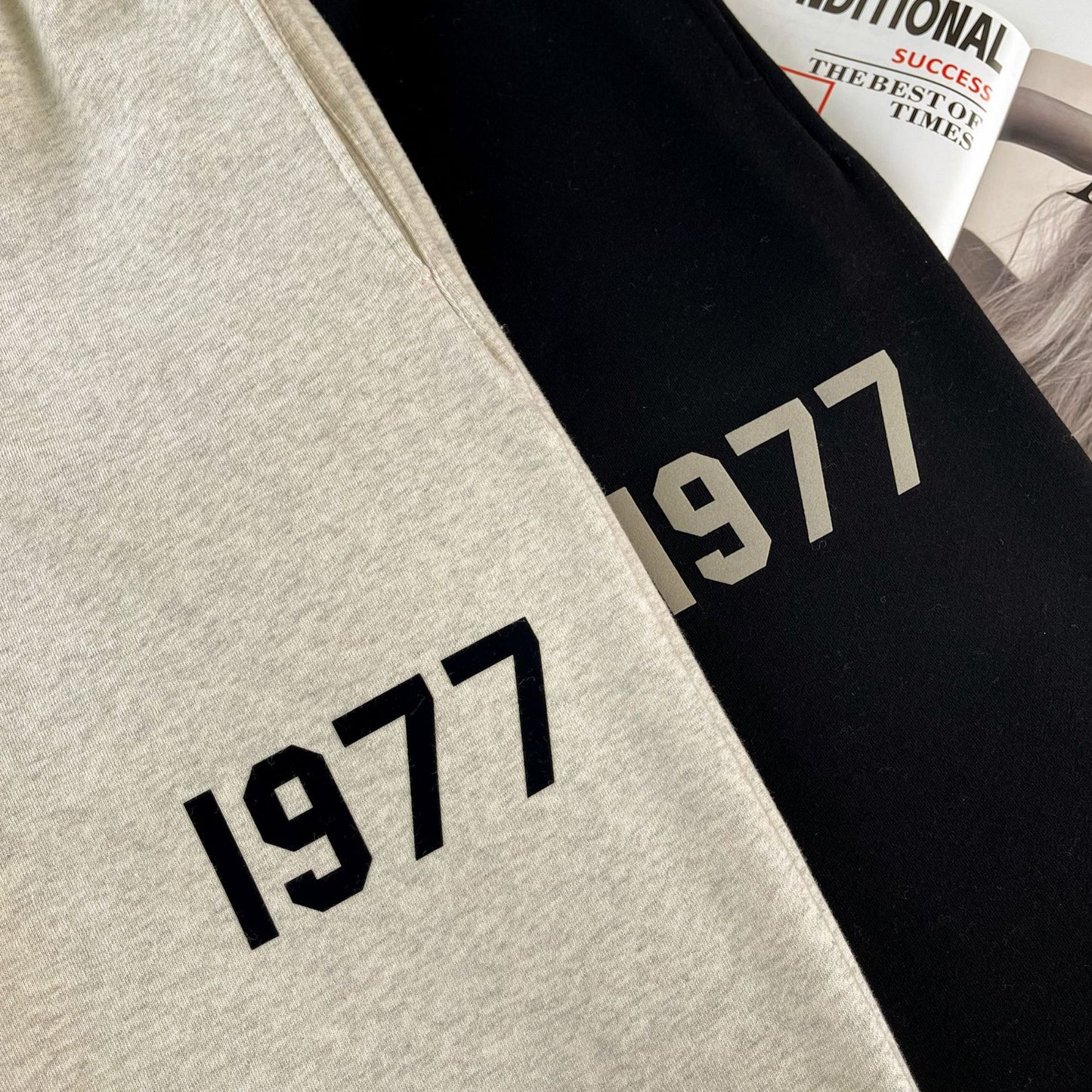 Schwarze und weiße Hose