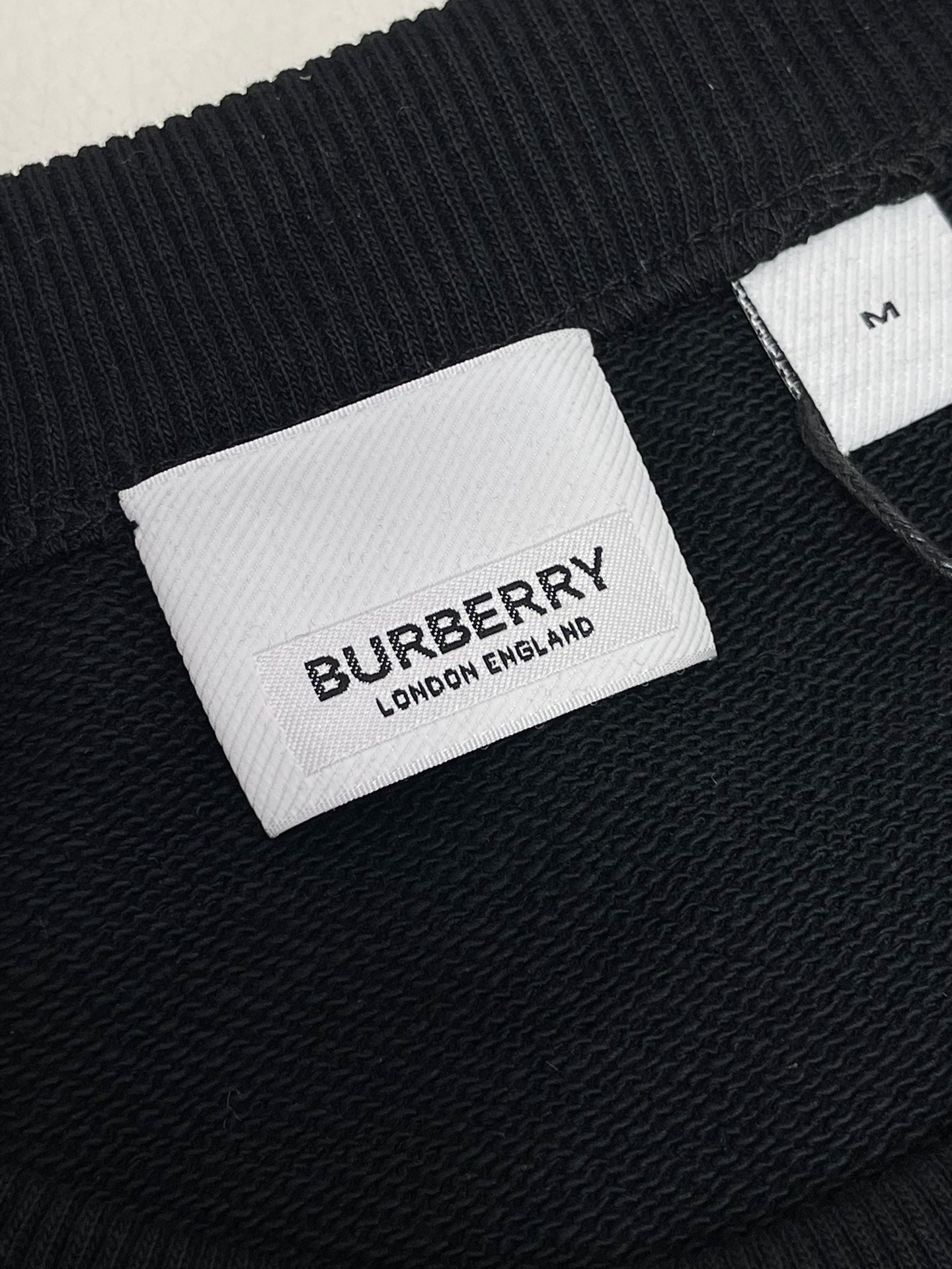 Sudadera en blanco y negro