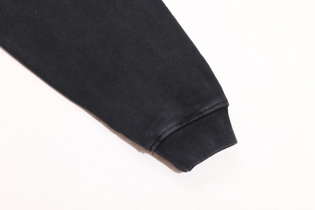 جارزة سوداء بقبعة شتوية