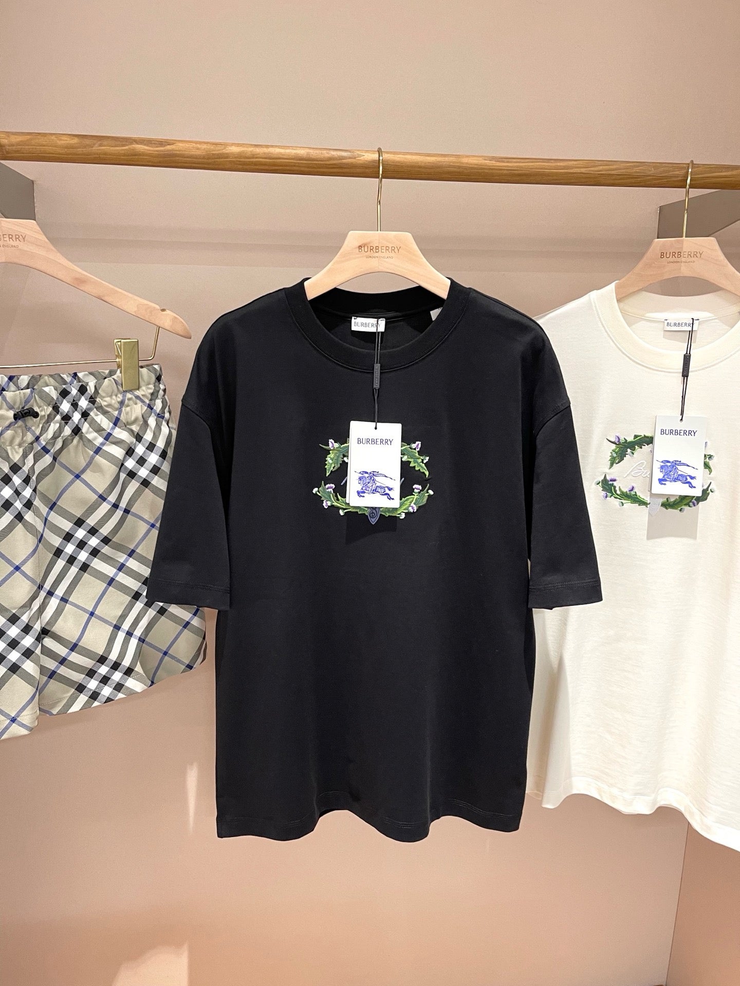 تي شيرت أبيض وأسود