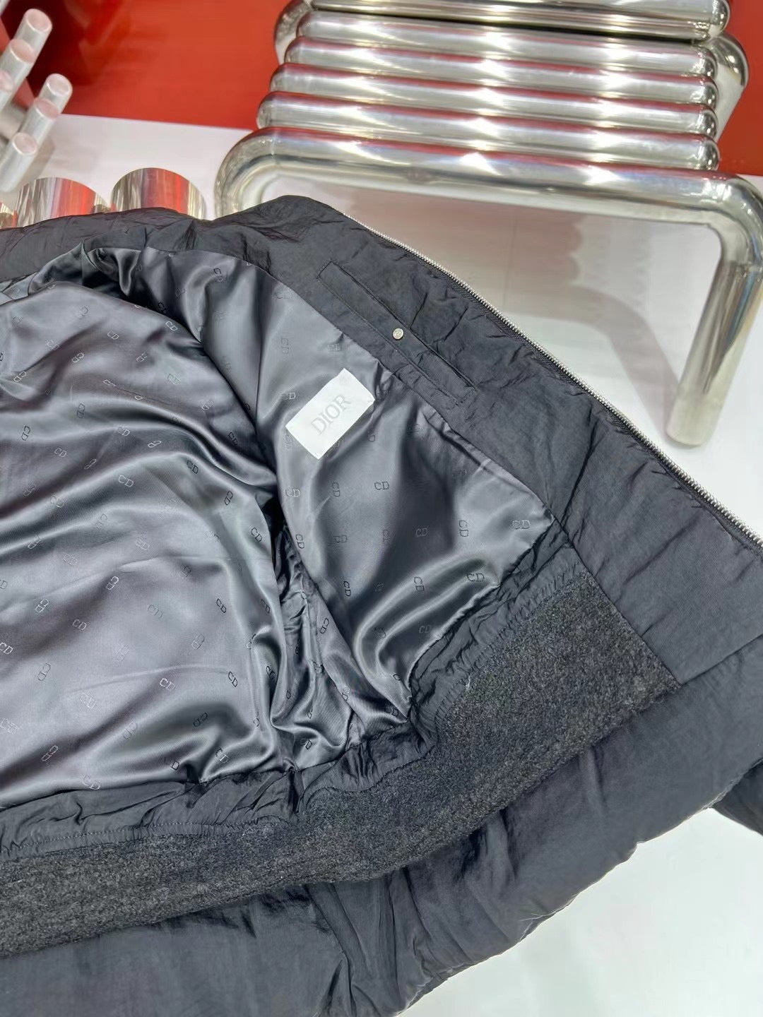 Schwarze und hellblaue Jacke