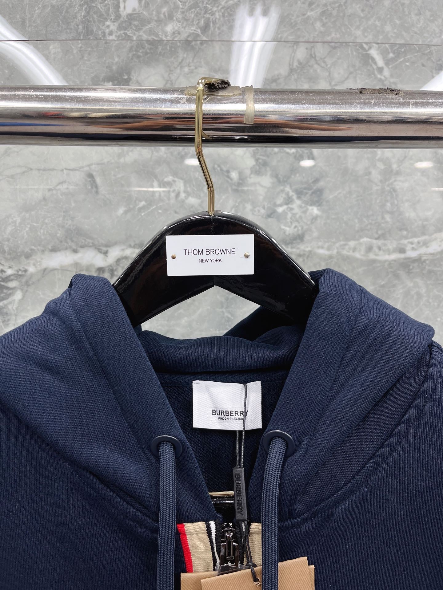 Schwarze, blaue und graue Jacke