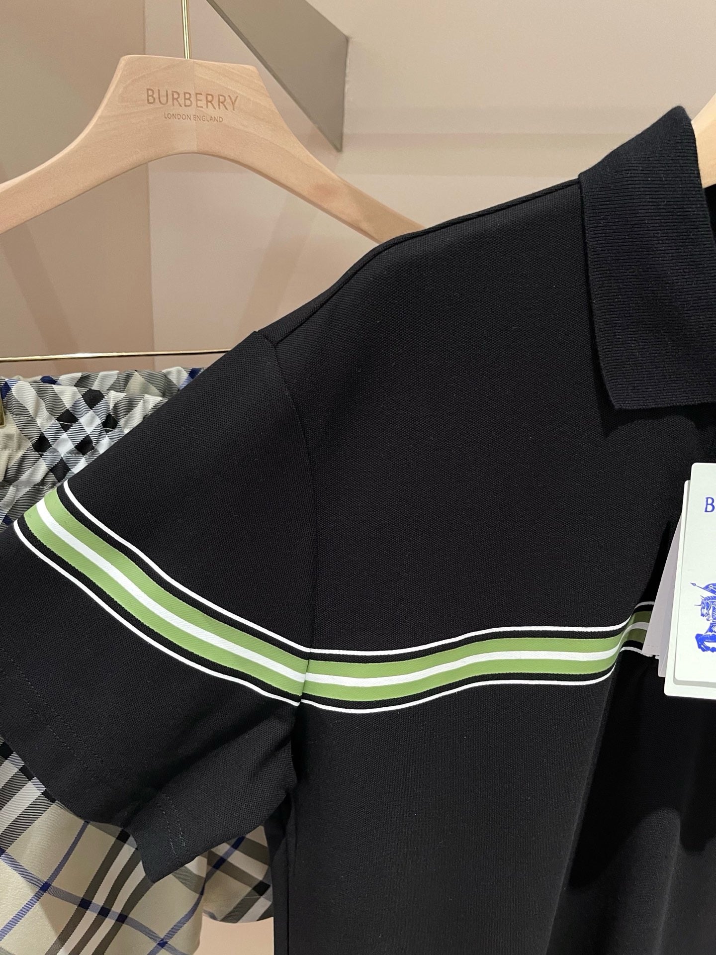 schwarzes und weißes Poloshirt