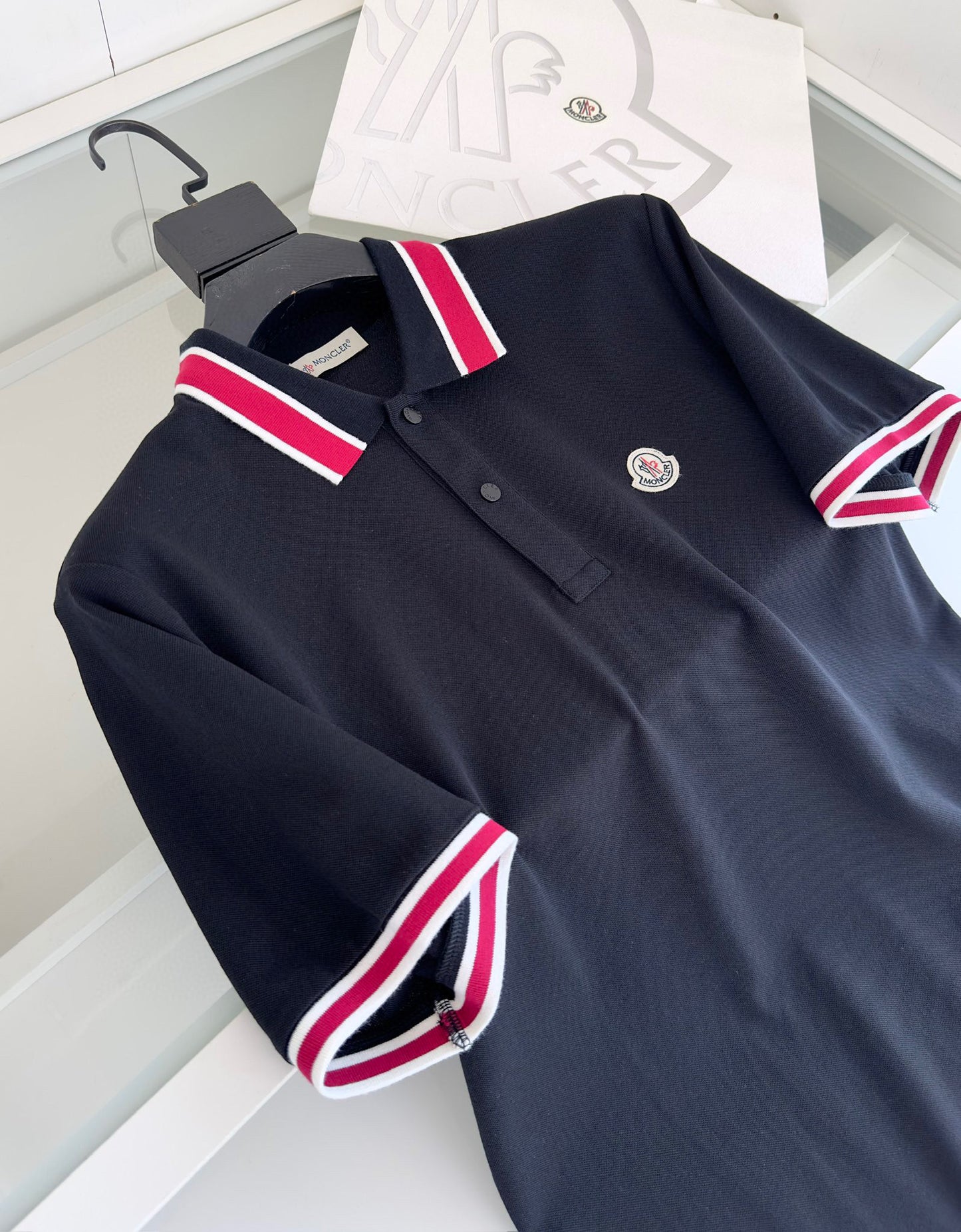 Schwarz-weißes T-Shirt