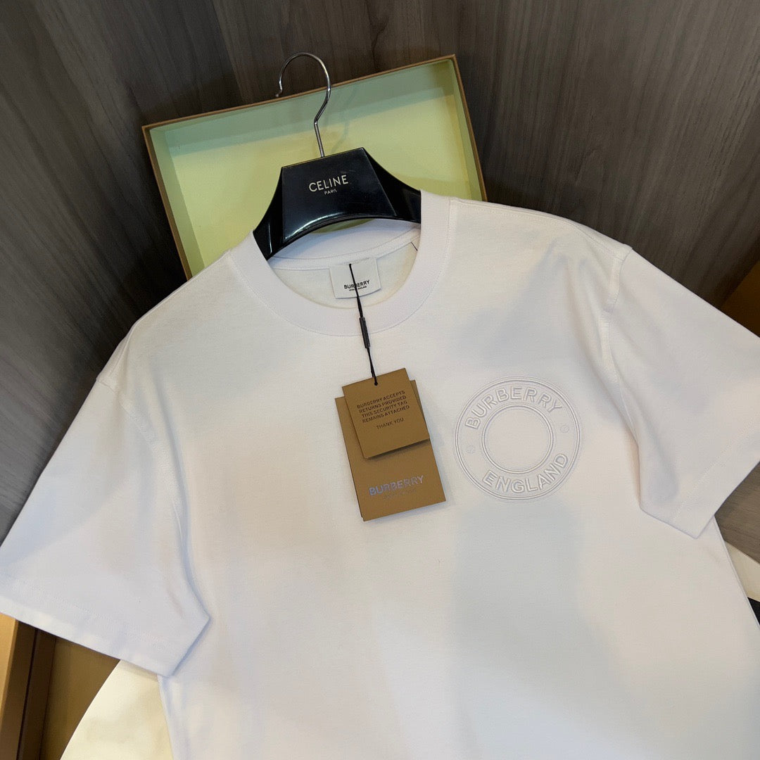 Schwarz-weißes T-Shirt