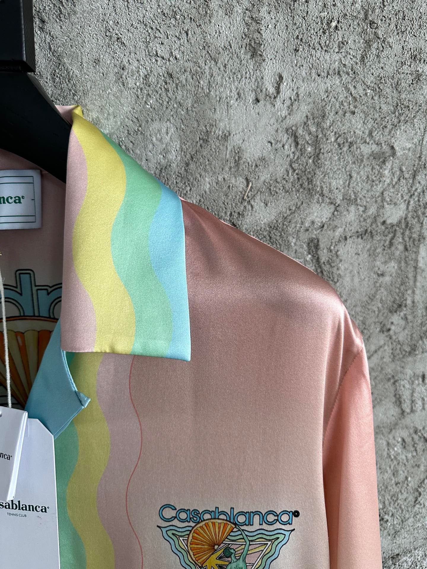 قميص متعدد الألوان