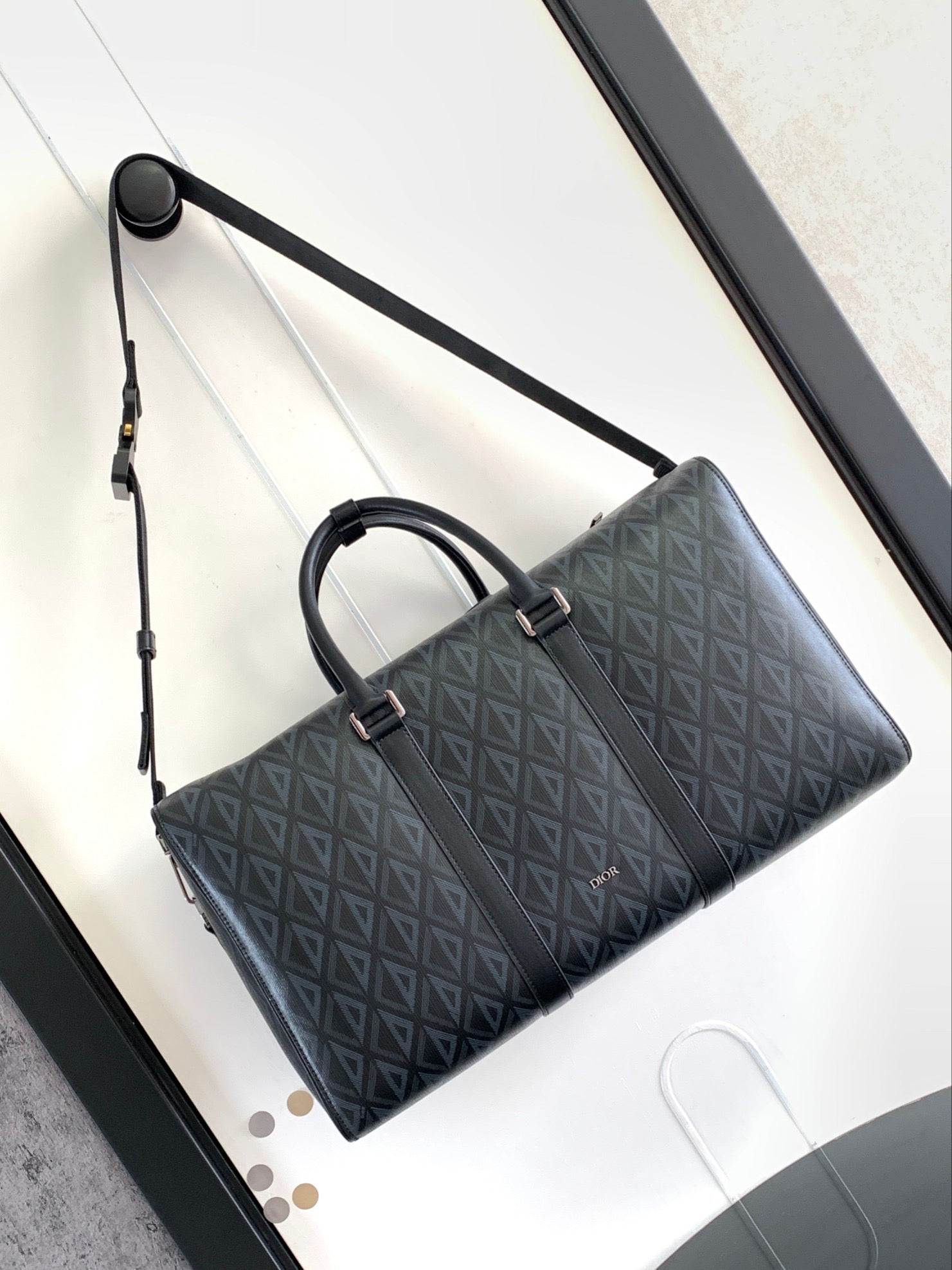 Graue und schwarze Tasche