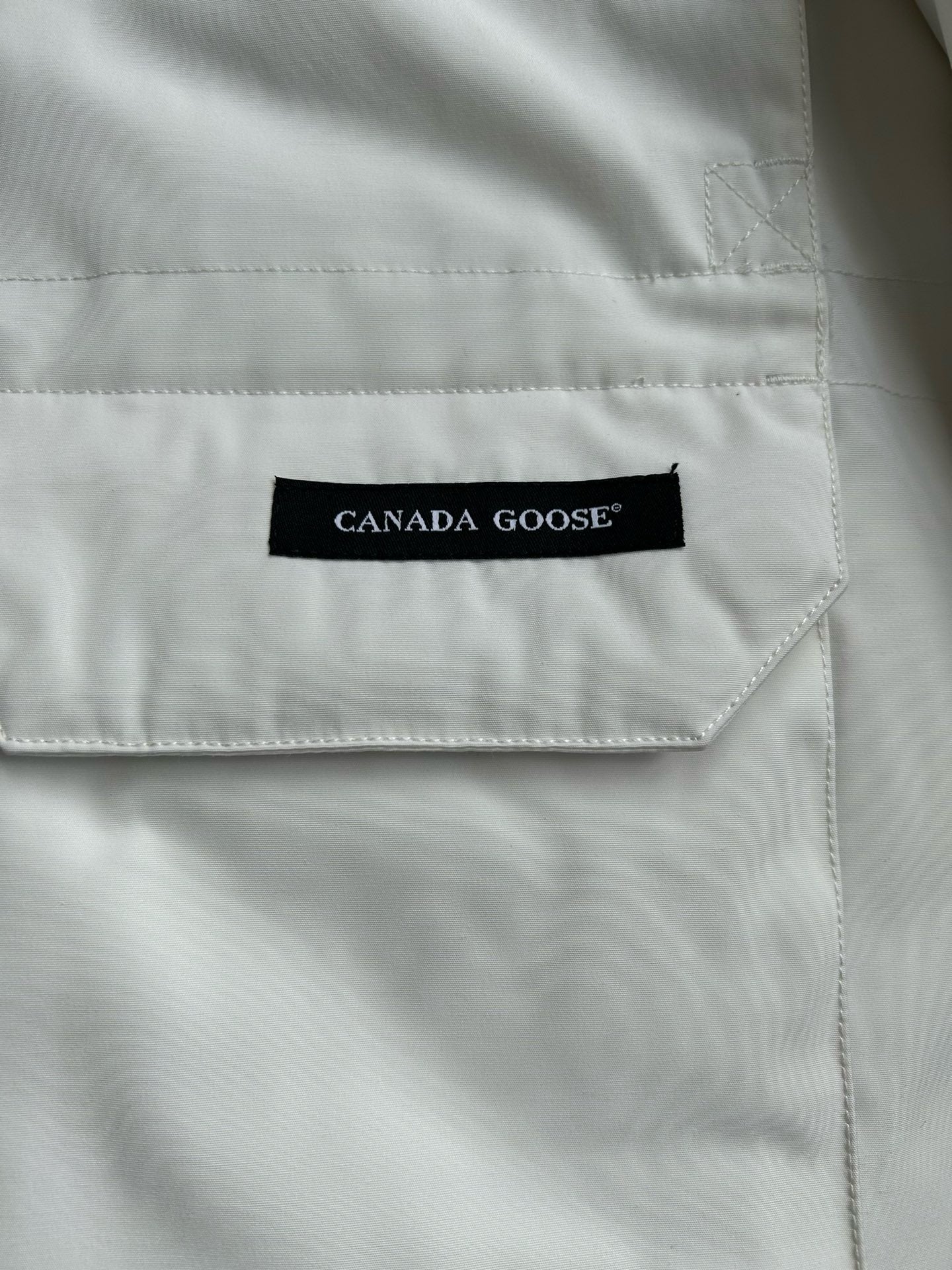 Weiße, graue, rote und schwarze Jacke