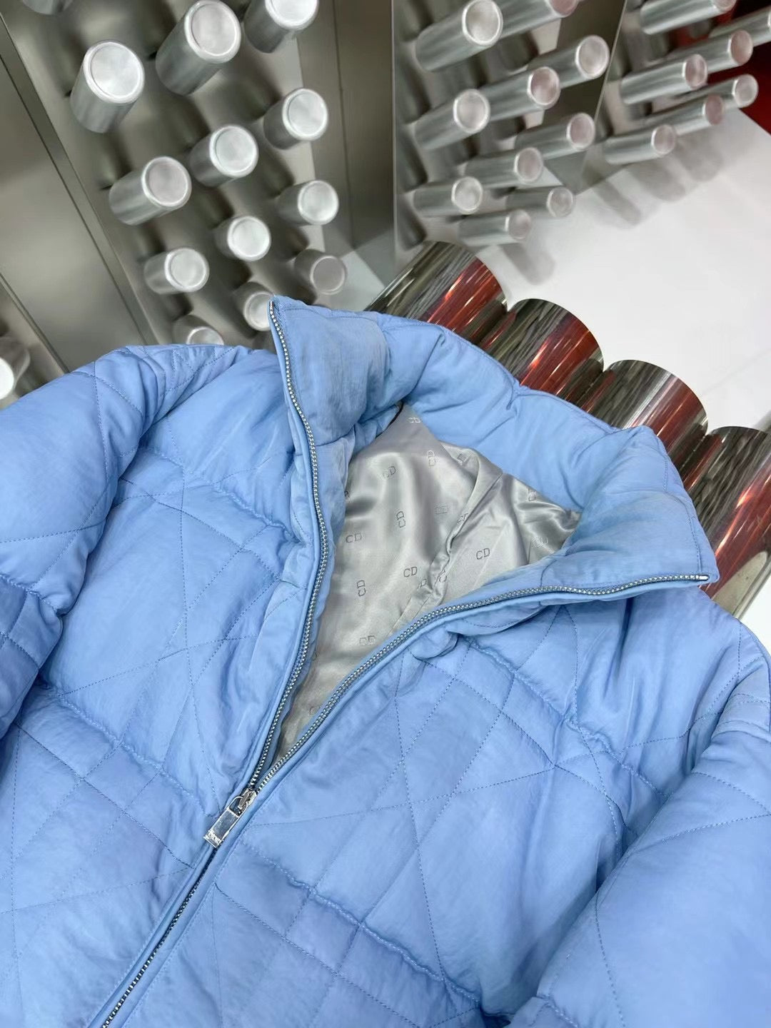 Schwarze und hellblaue Jacke