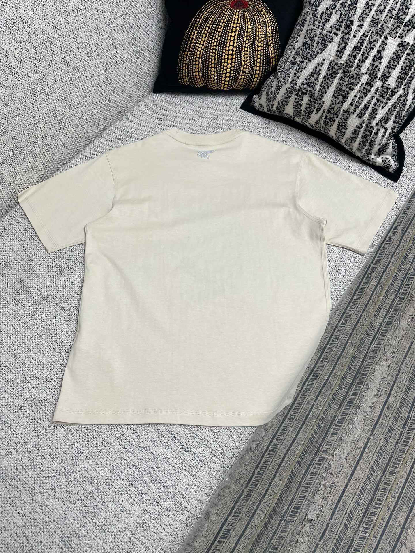 Schwarzes und beiges T-Shirt