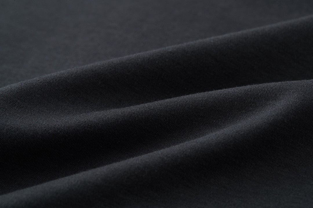 تي شيرت أبيض وأسود