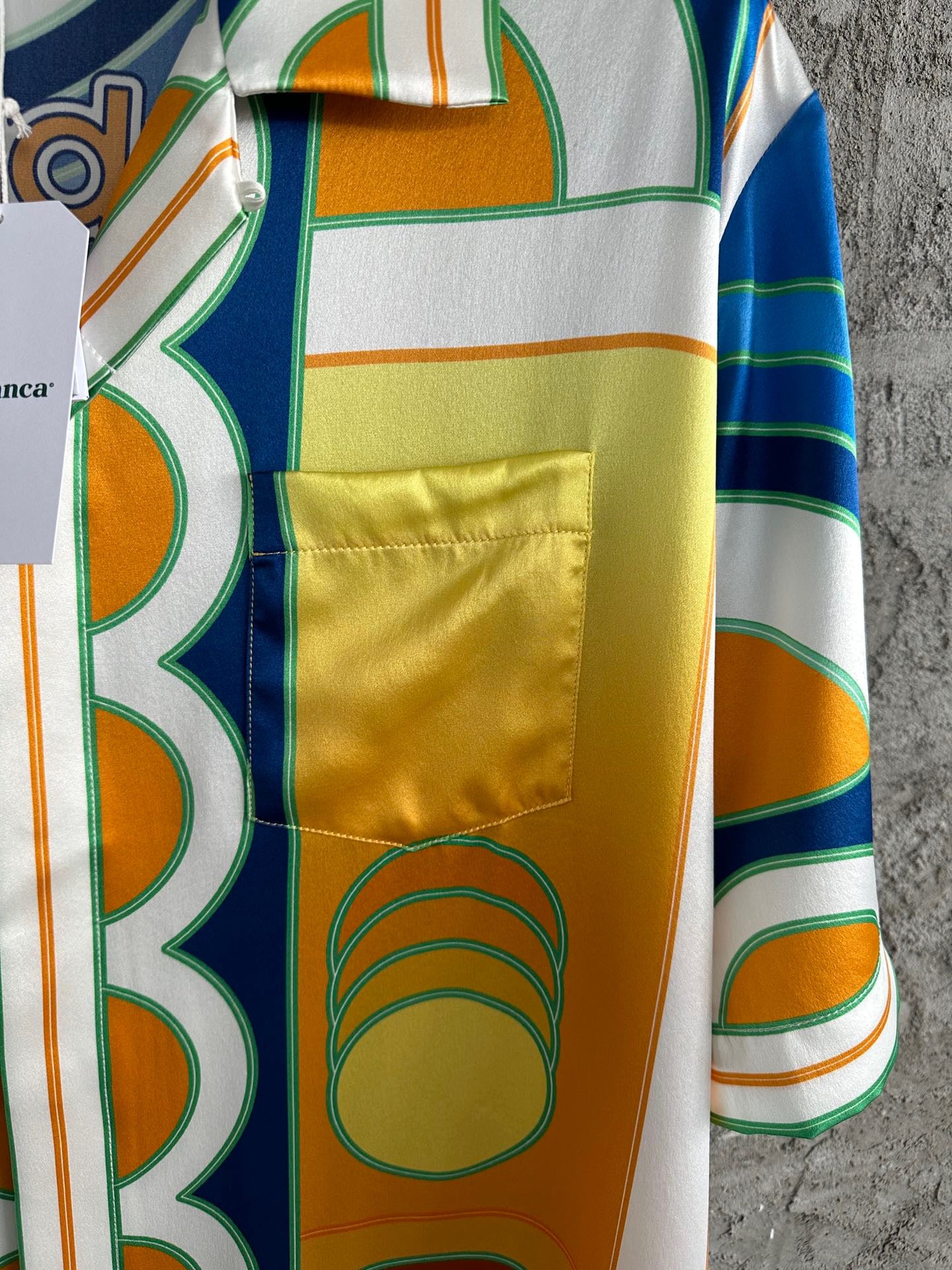 قميص متعدد الألوان