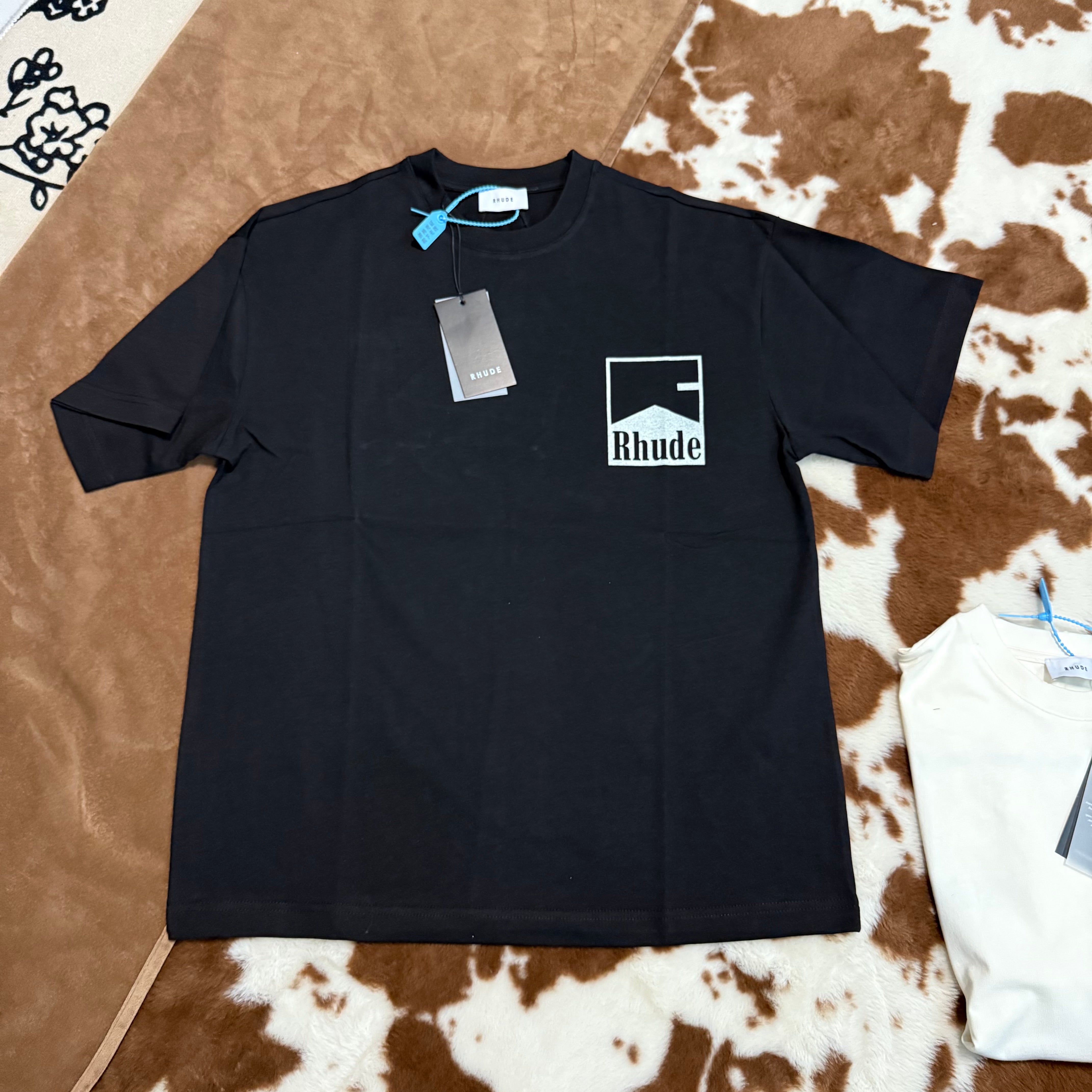 Schwarz-weißes T-Shirt