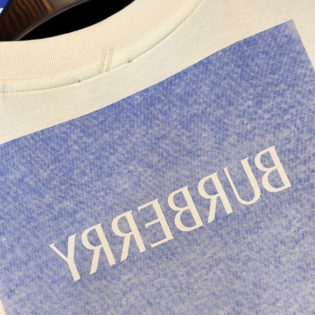 Weißes und blaues T-Shirt