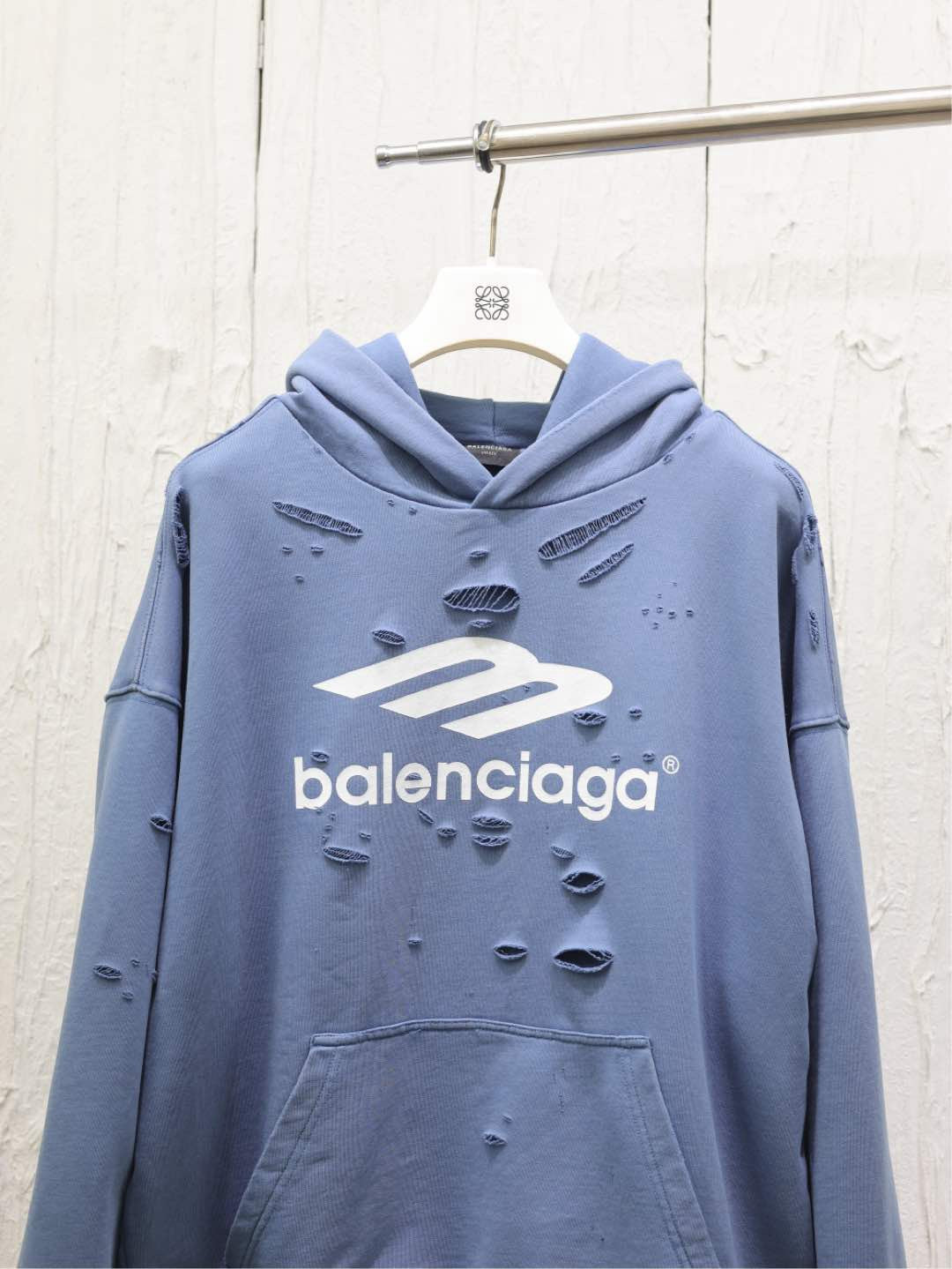 Blauer und schwarzer Kapuzenpullover