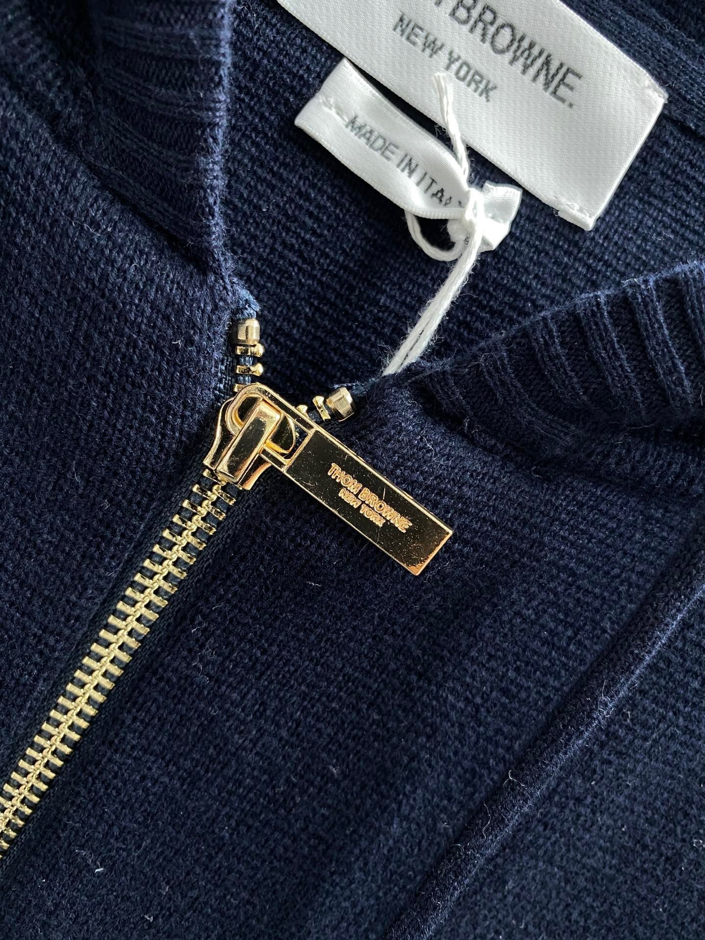 سترة متعددة الألوان