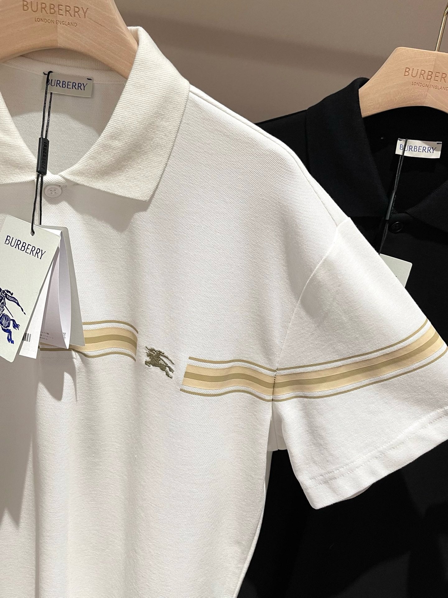 schwarzes und weißes Poloshirt