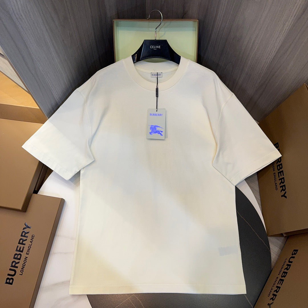 Weißes und blaues T-Shirt