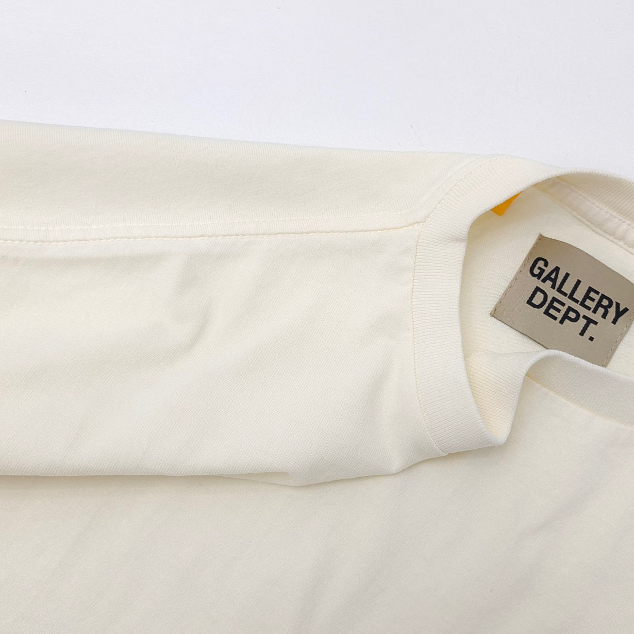T-Shirt in Seeblau und Off-White