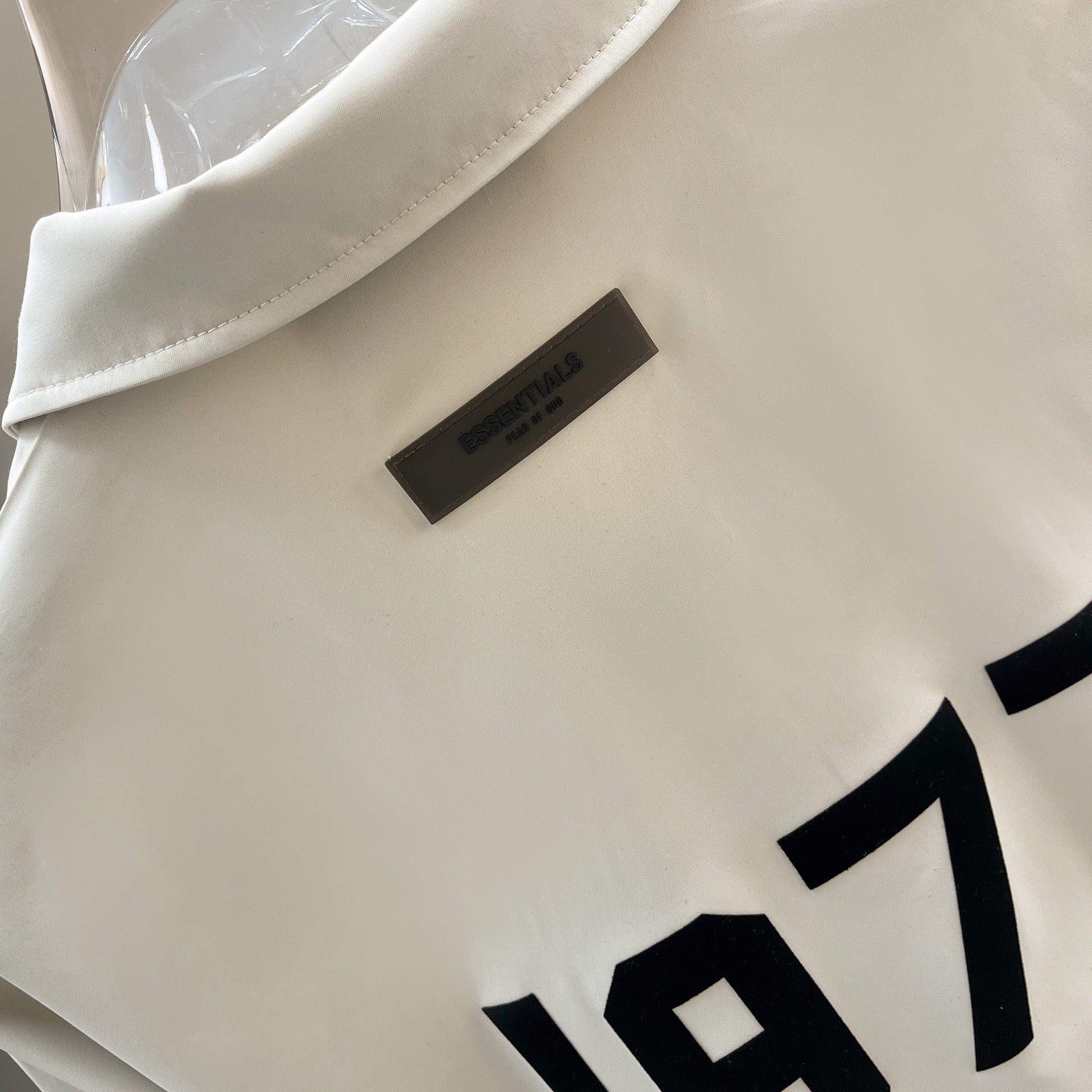 Schwarze und weiße Jacke