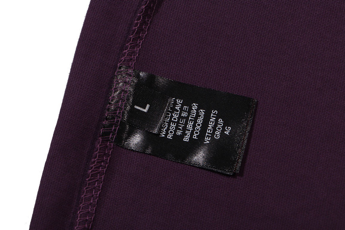 Schwarzes, weißes und lila T-Shirt