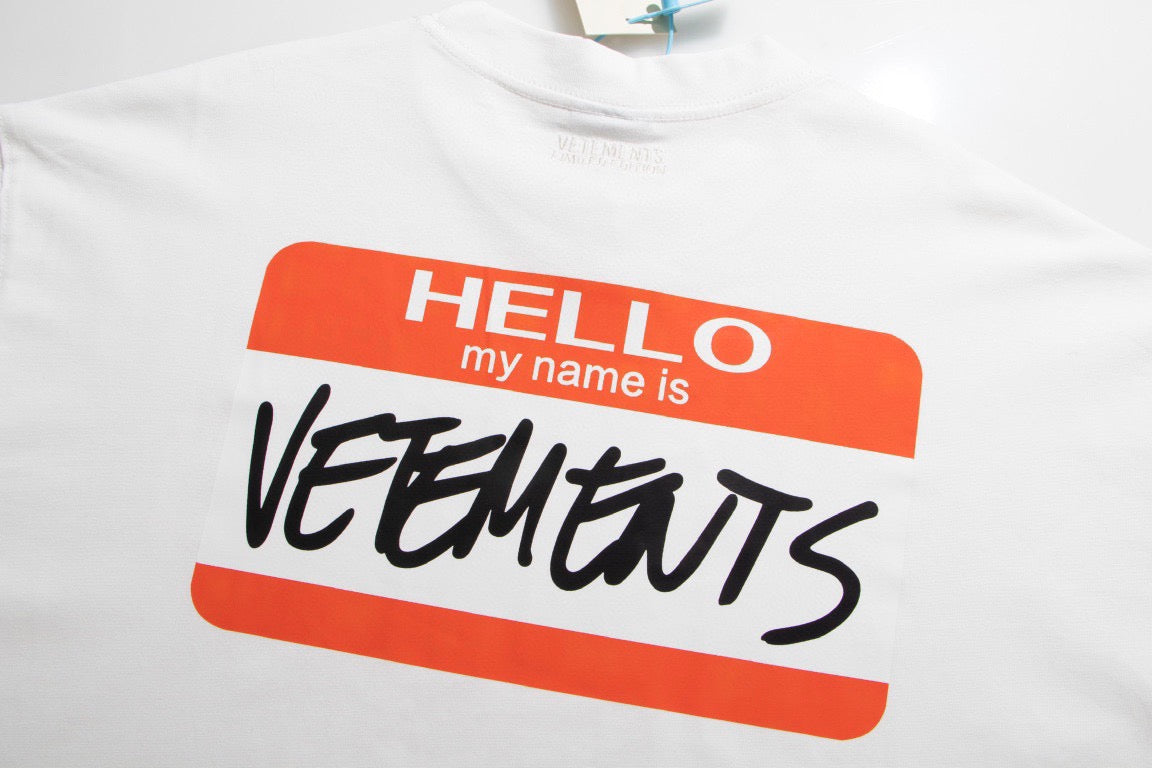 Schwarz-weißes T-Shirt