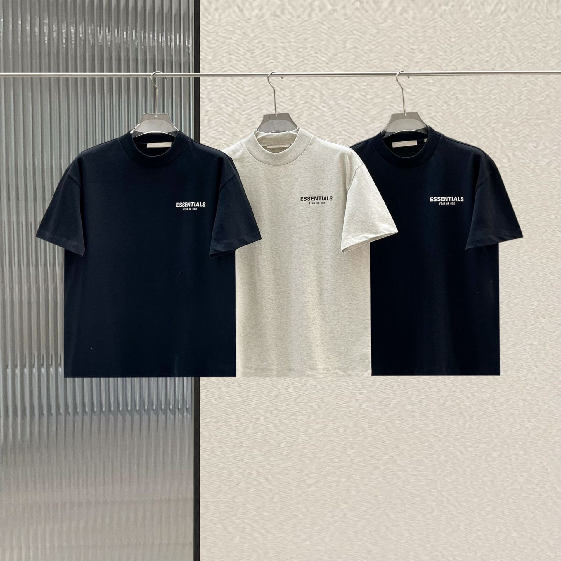 Schwarzes und graues T-Shirt
