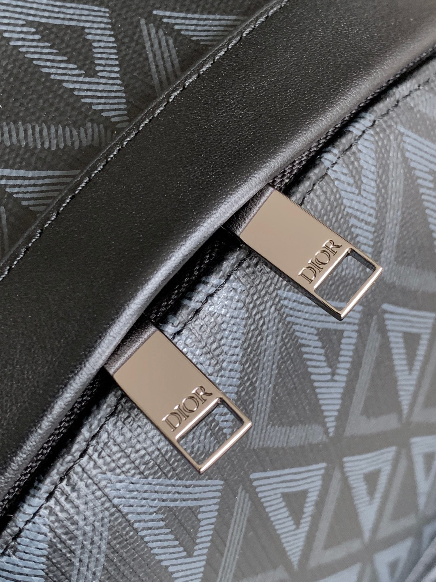 Schwarze und graue Tasche