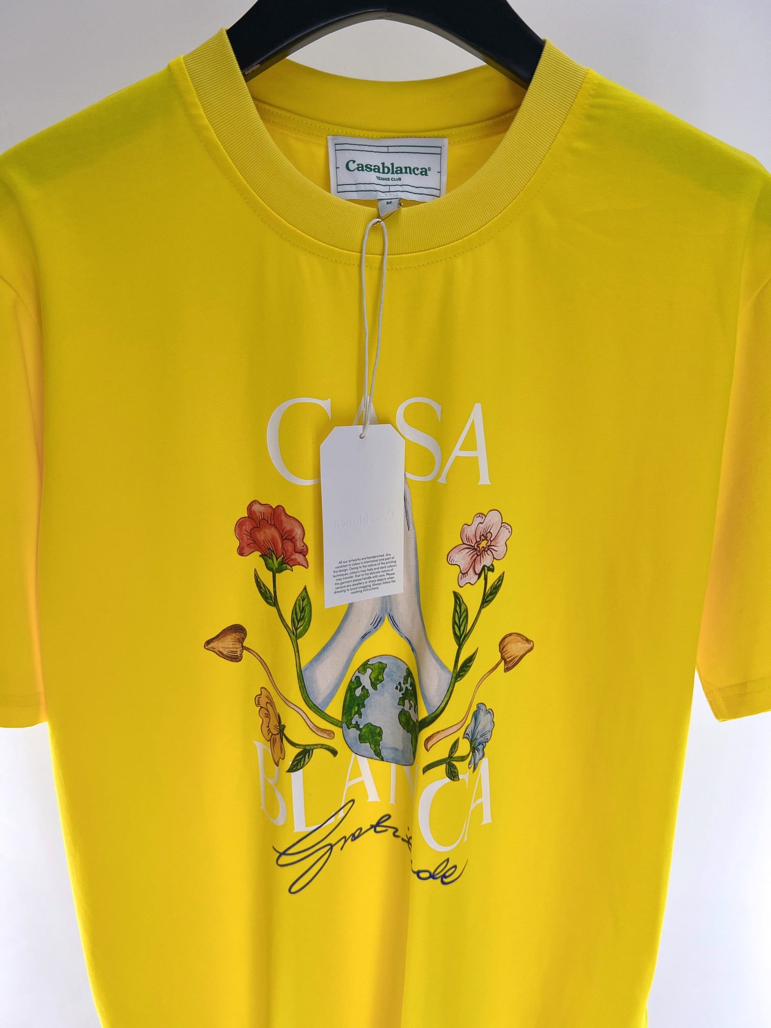Blaues und gelbes T-Shirt