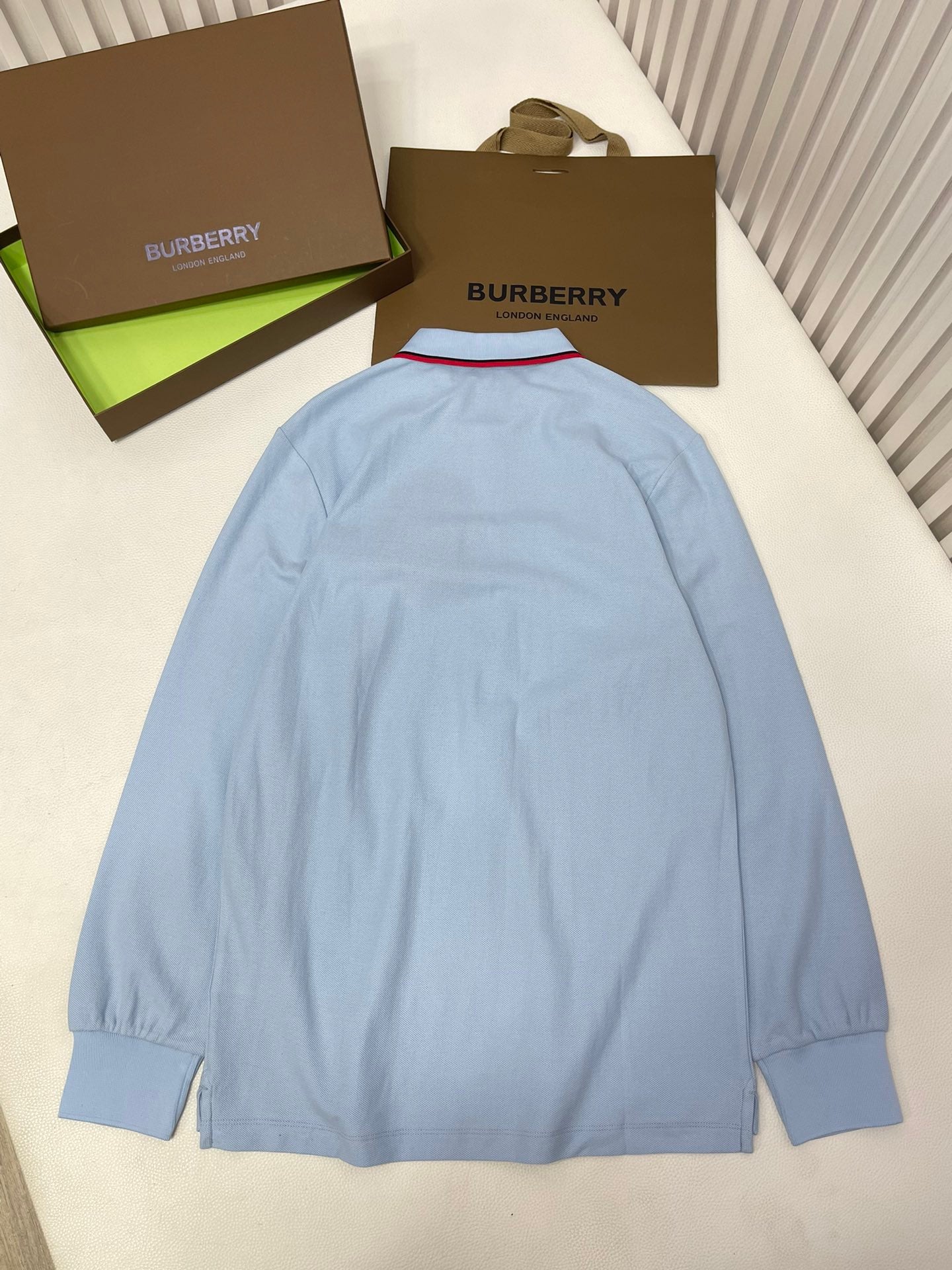 Poloshirt in Schwarz, Weiß, Marineblau und Hellblau