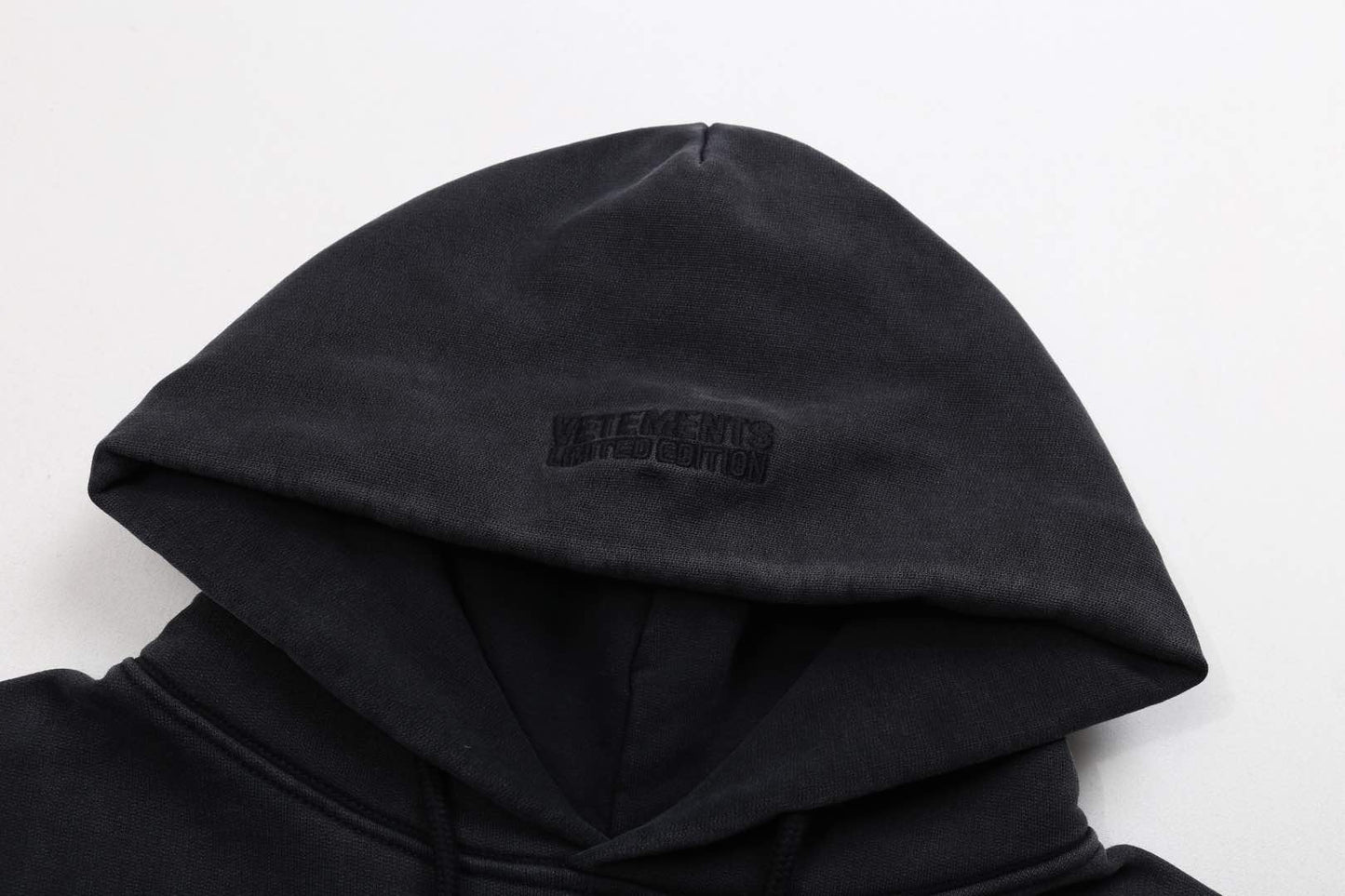 جارزة سوداء بقبعة شتوية