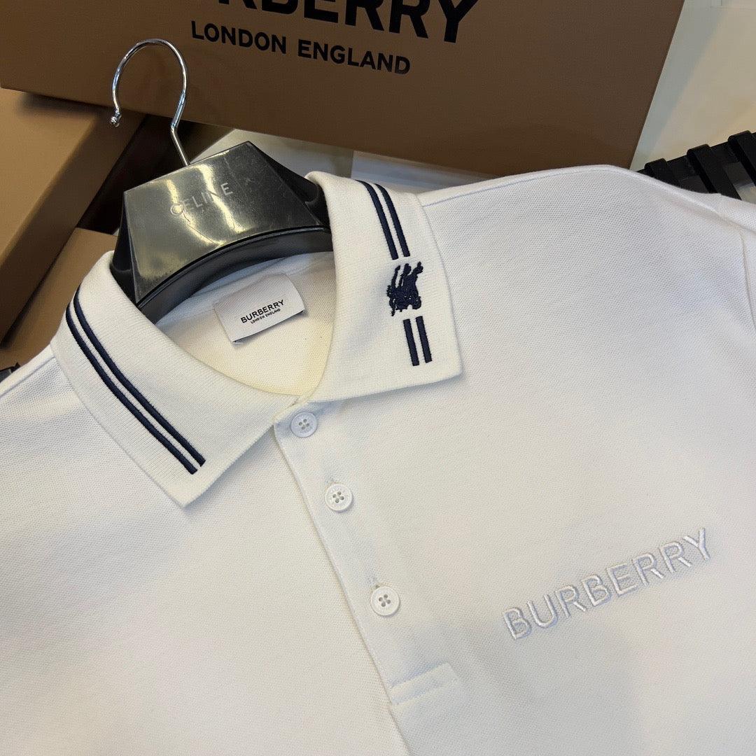 schwarzes und weißes Poloshirt