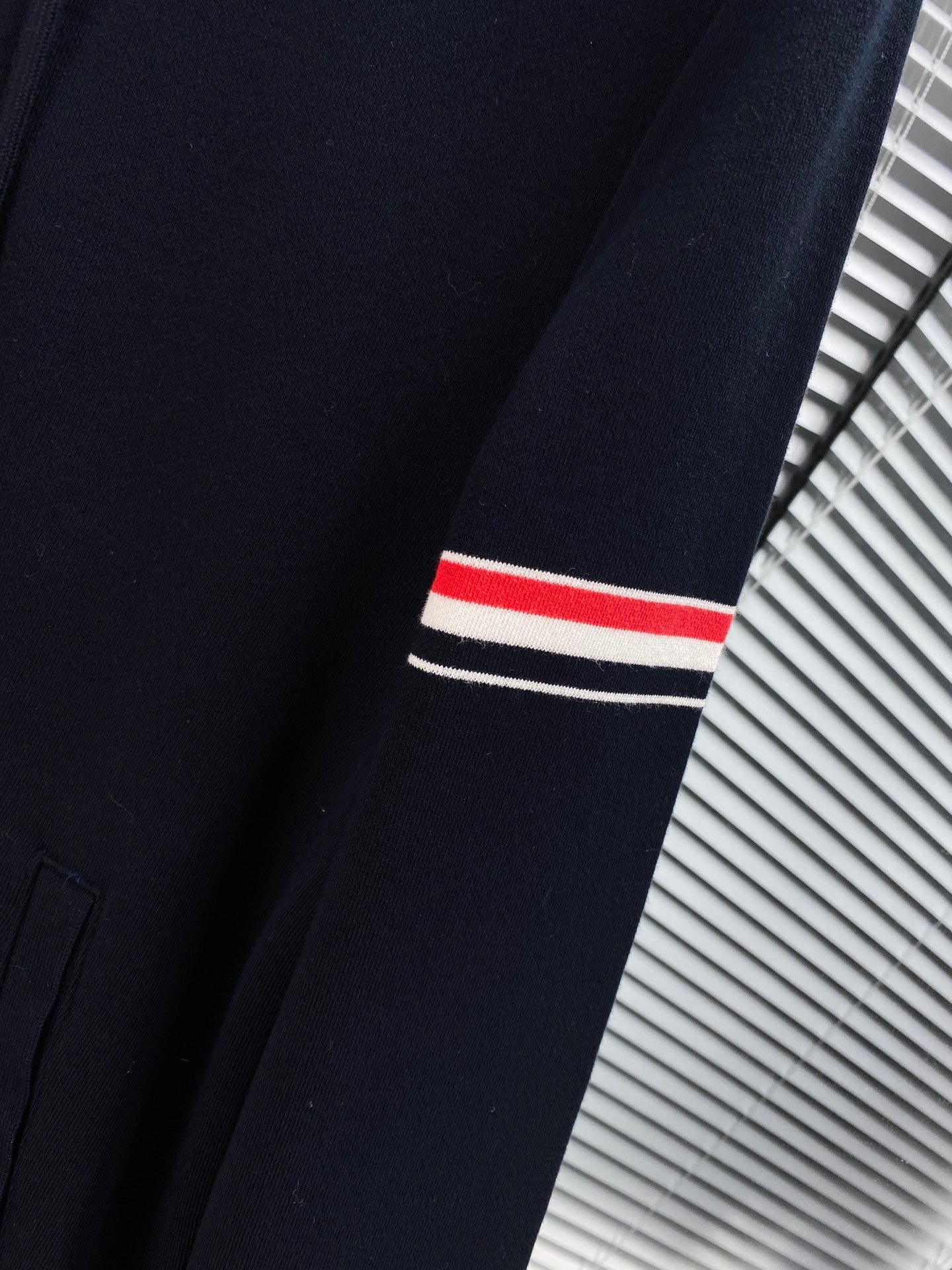 Dunkelblaue und graue Jacke