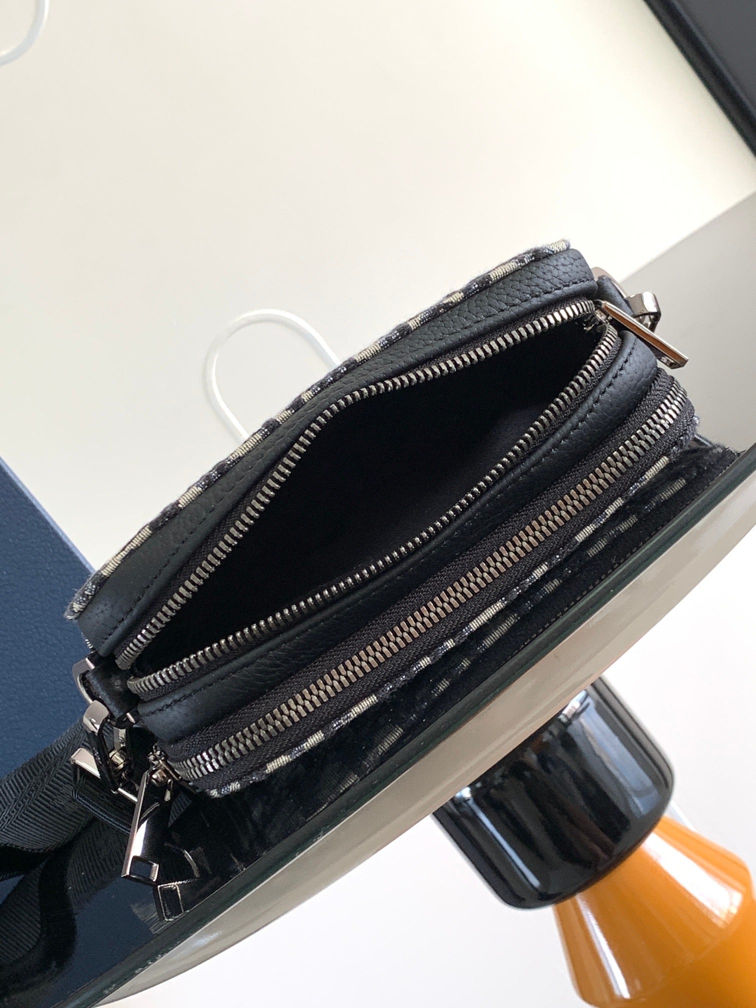 Aprikosen- und schwarze Tasche