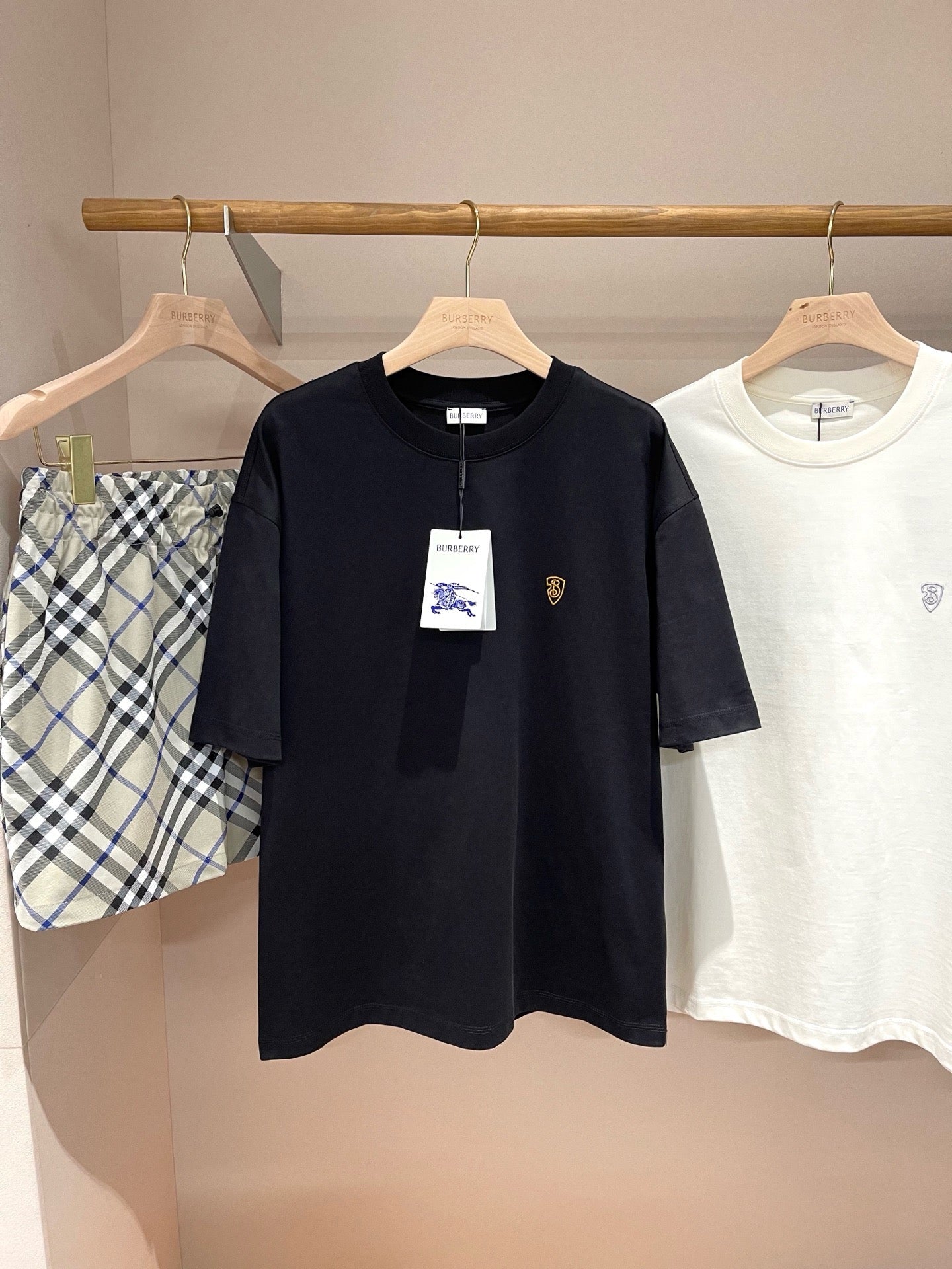 تي شيرت متعدد الألوان