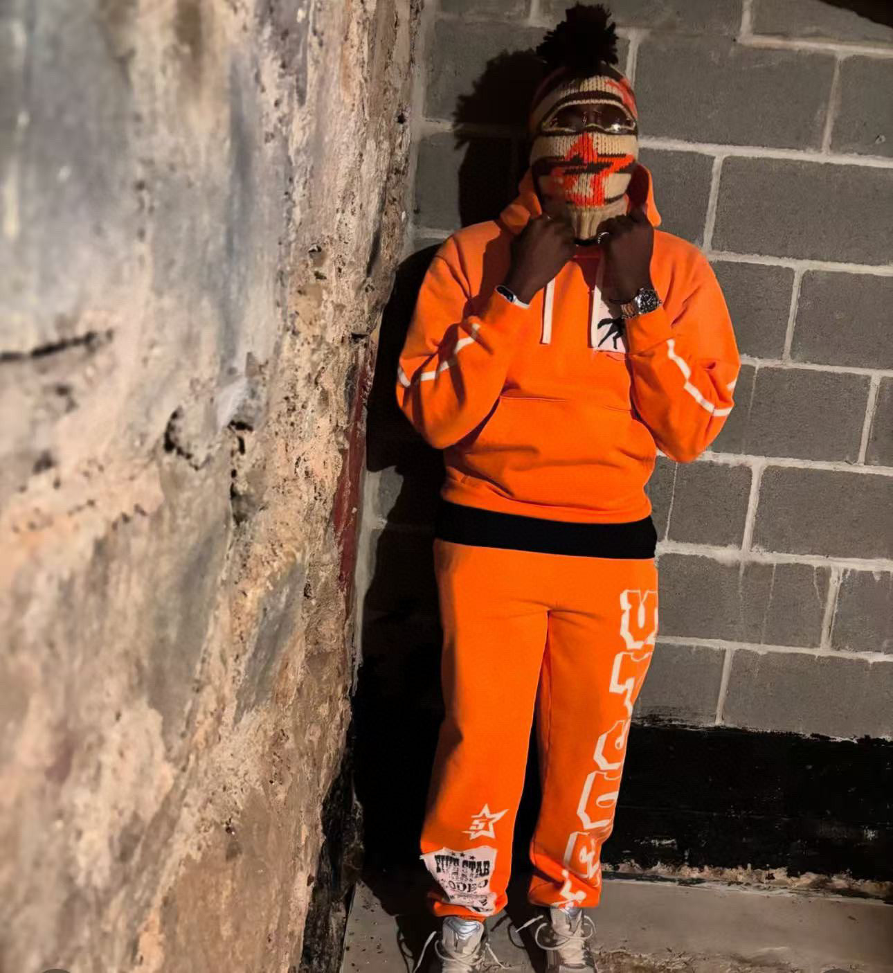 Orangefarbener Kapuzenpullover