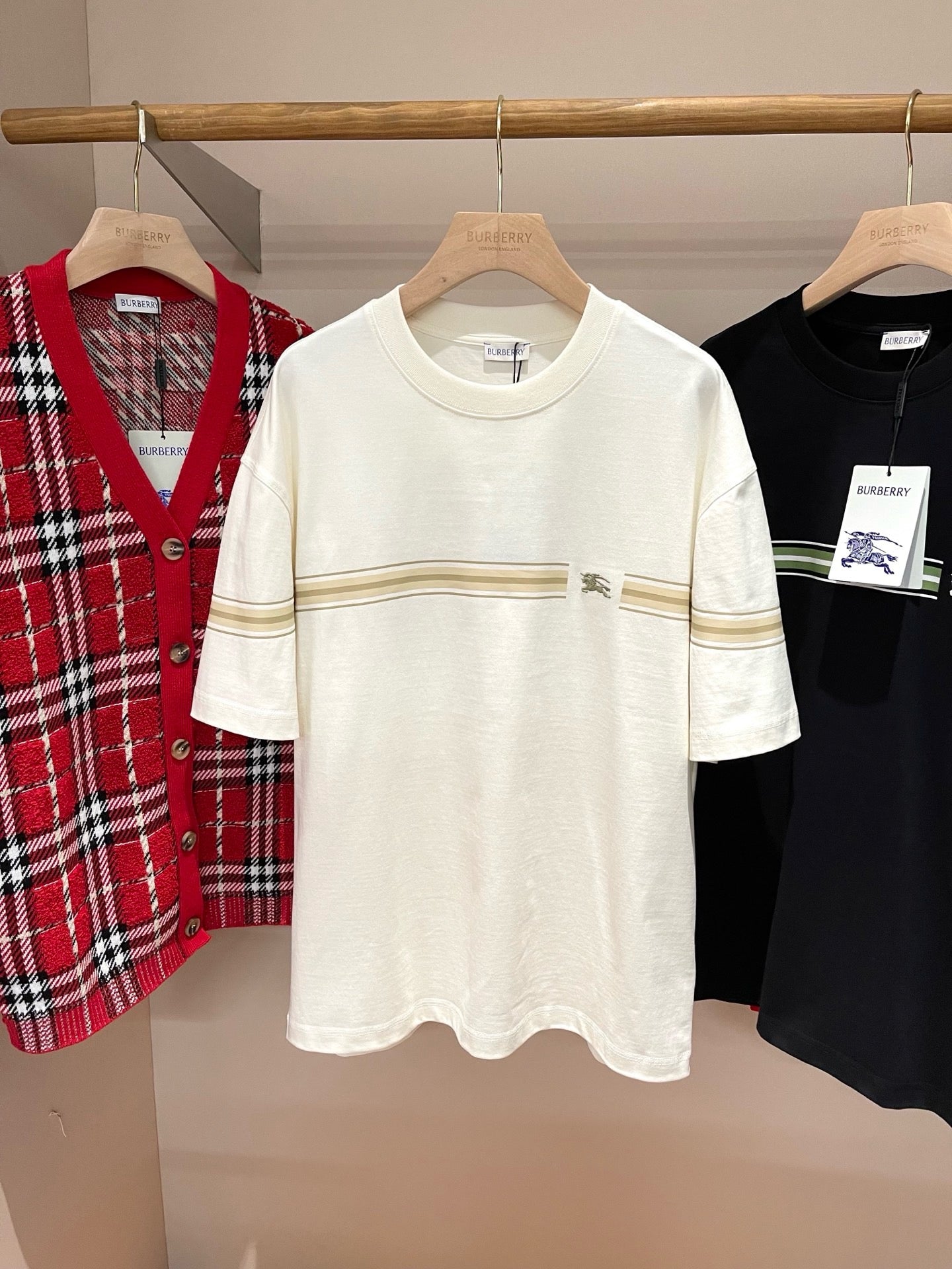Schwarz-weißes T-Shirt