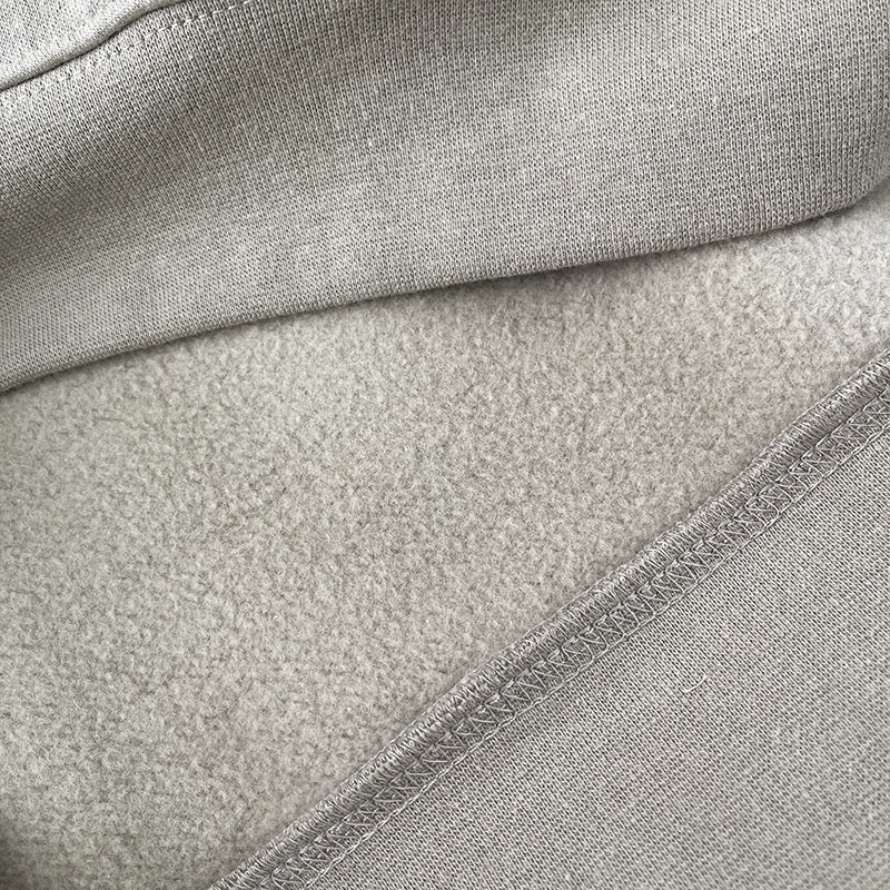 Schwarzer, grauer und weißer Kapuzenpullover