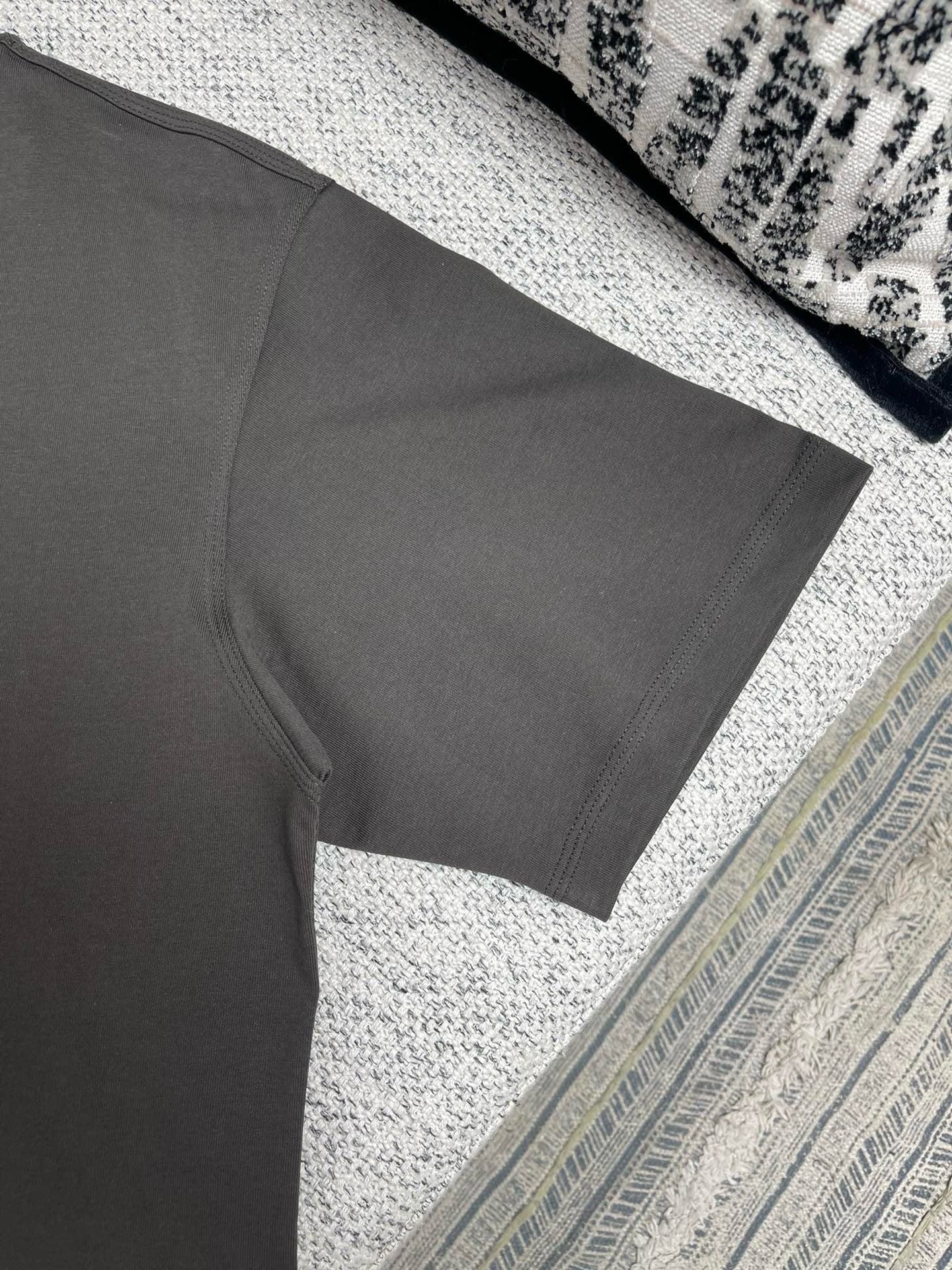 Schwarzes und beiges T-Shirt
