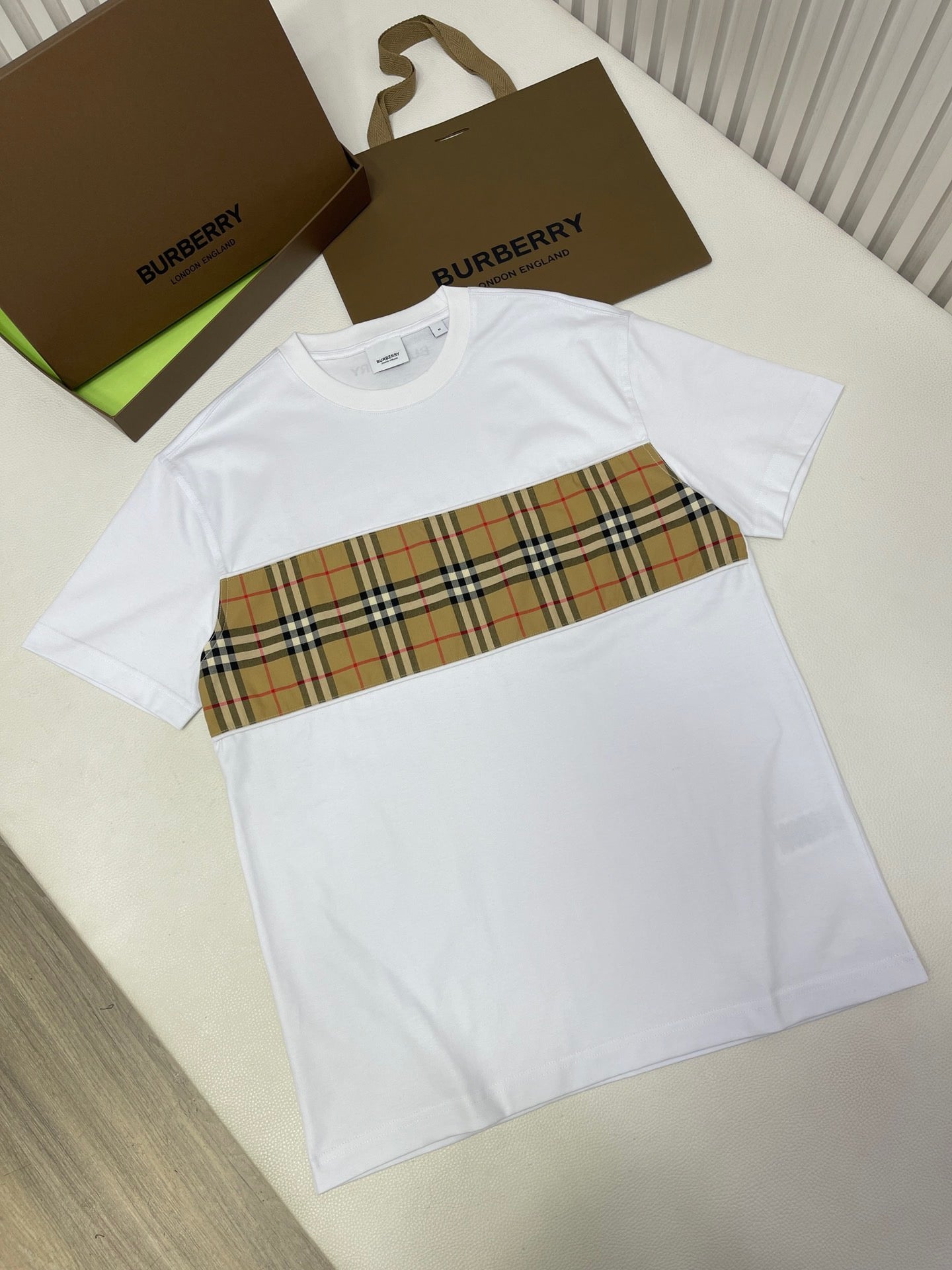 Schwarzes, weißes und khakifarbenes T-Shirt